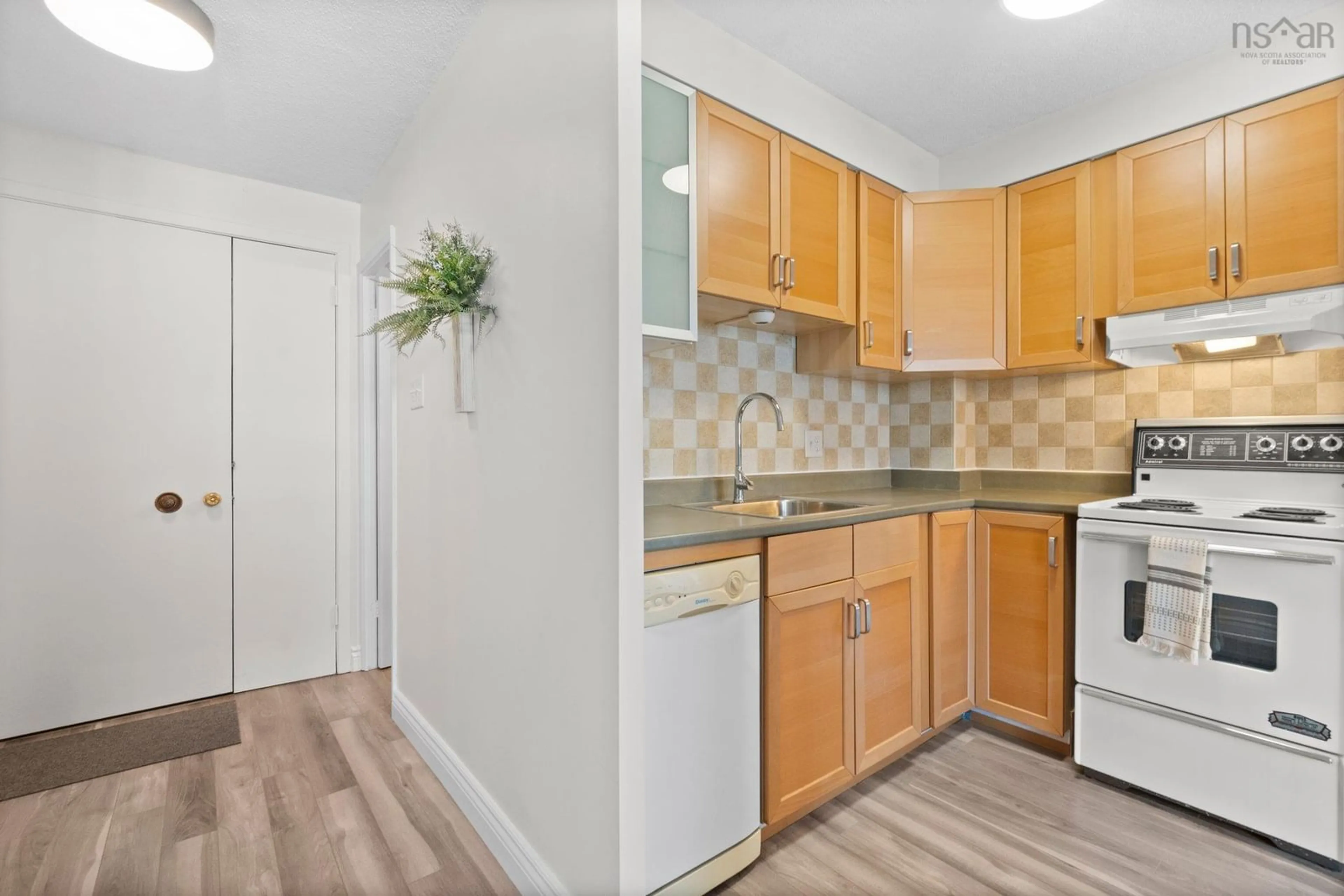 Standard kitchen, unknown for 5959 Spring Garden Rd #705, Halifax Nova Scotia B3H 1Y5