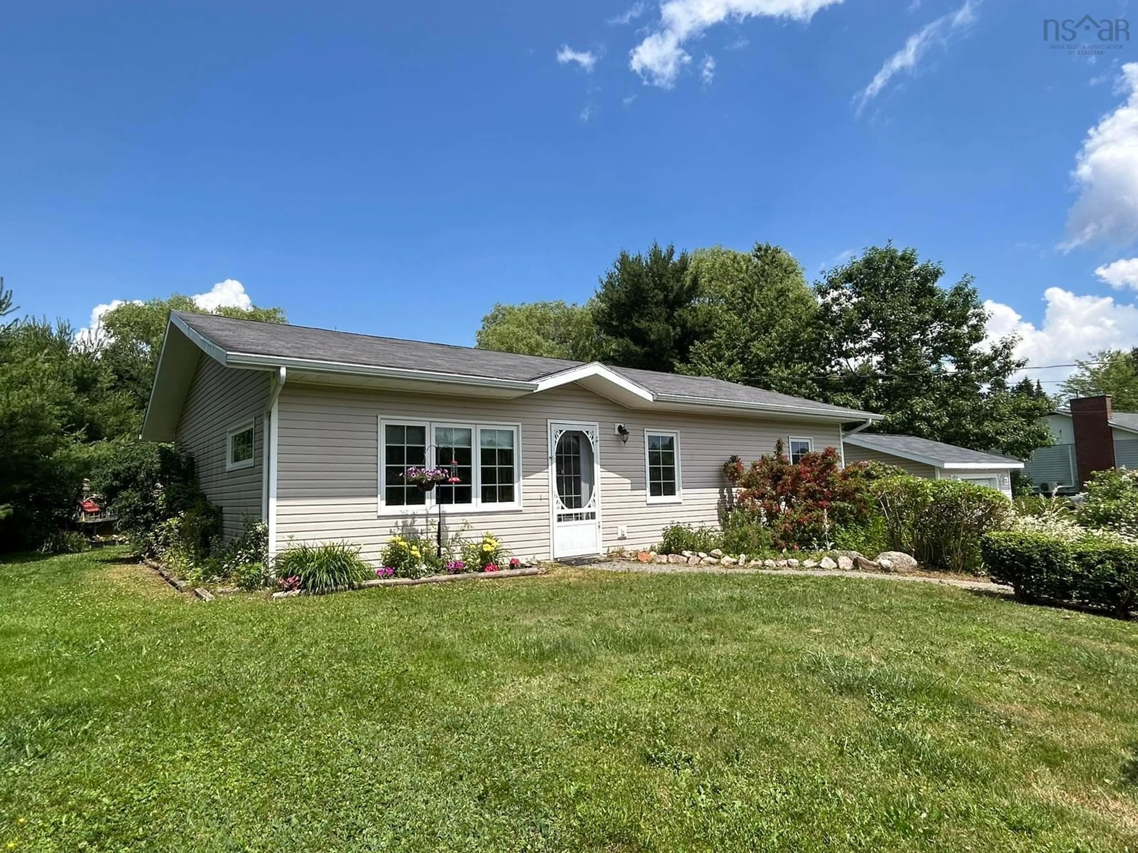 Home with vinyl exterior material, unknown for 13697 Highway 1, Hants Border Nova Scotia B0P 1P0