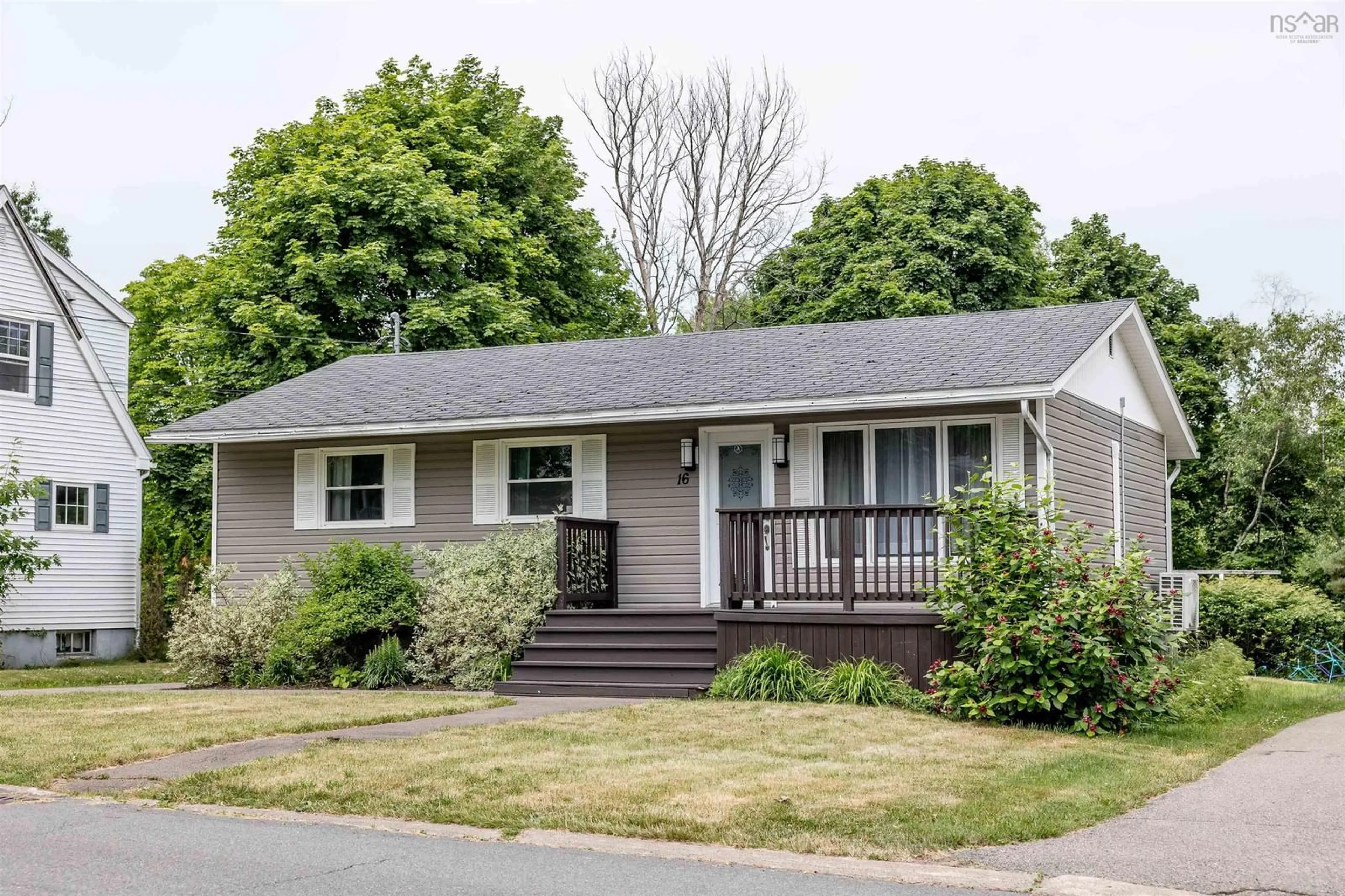 Home with vinyl exterior material, street for 16 Pleasant Ave, Stellarton Nova Scotia B0K 1S0