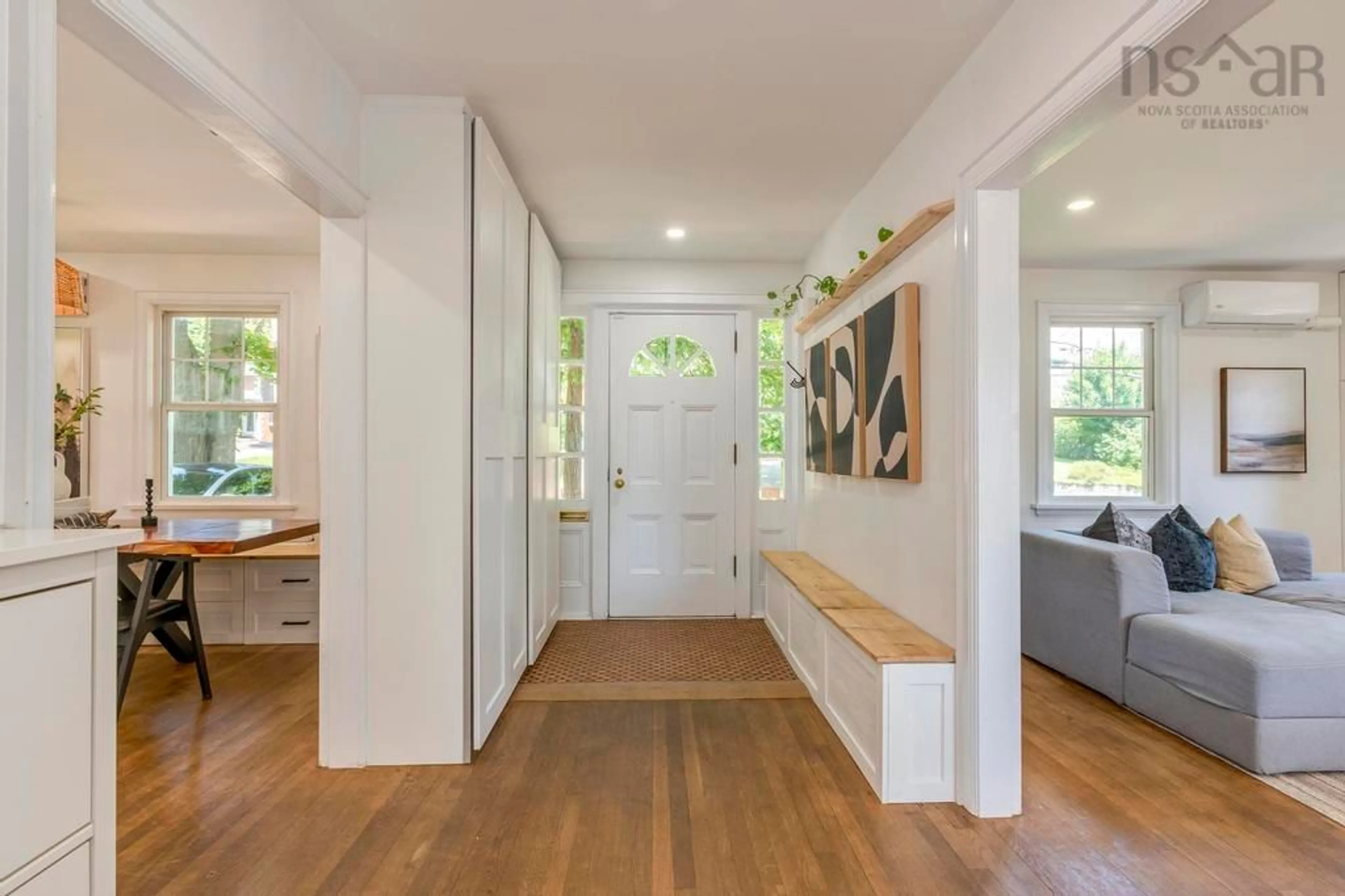 Indoor entryway for 1774 Pryor St, Halifax Nova Scotia B3H 4G8
