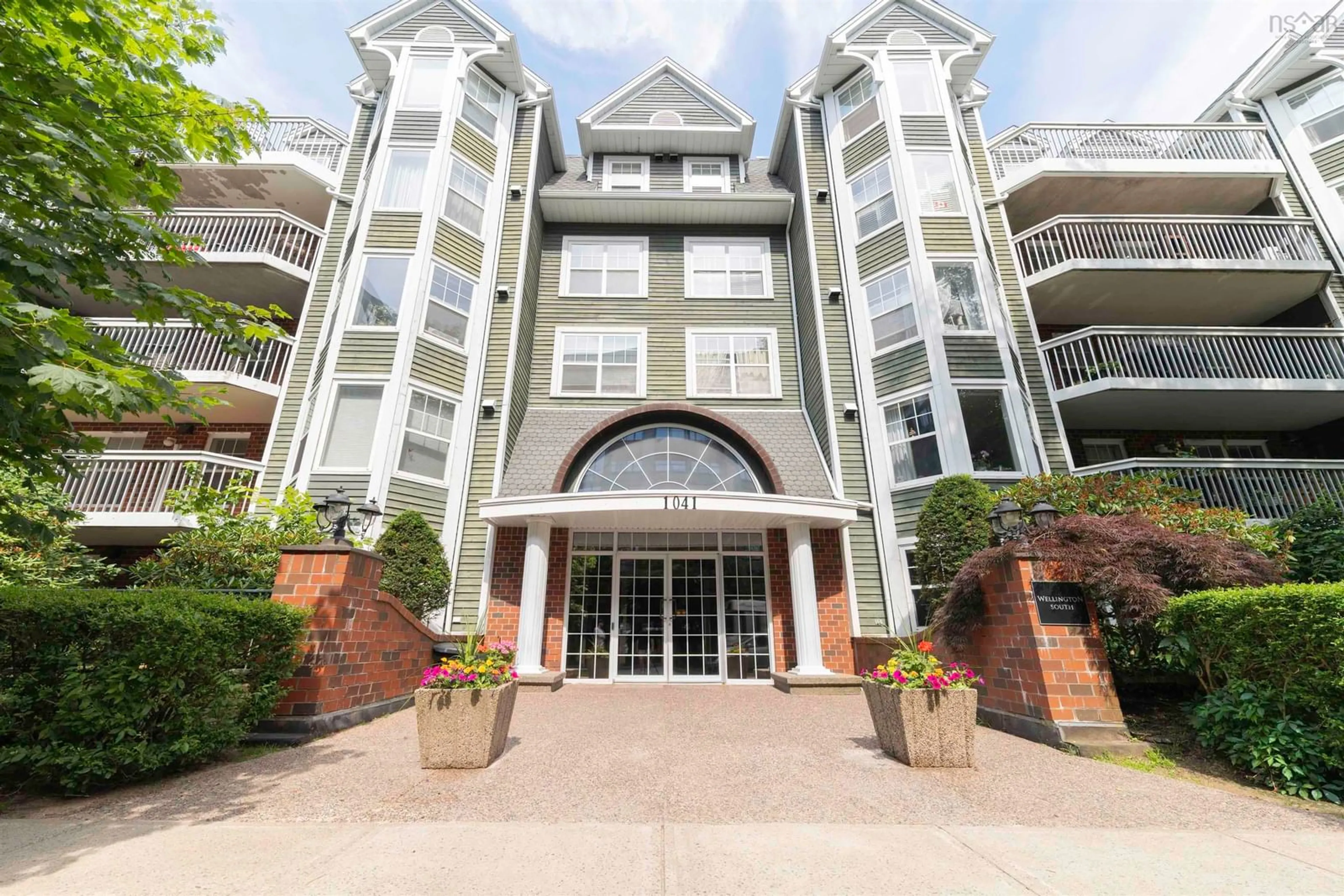 Indoor foyer for 1041 Wellington St #100, Halifax Nova Scotia B3H 4P5
