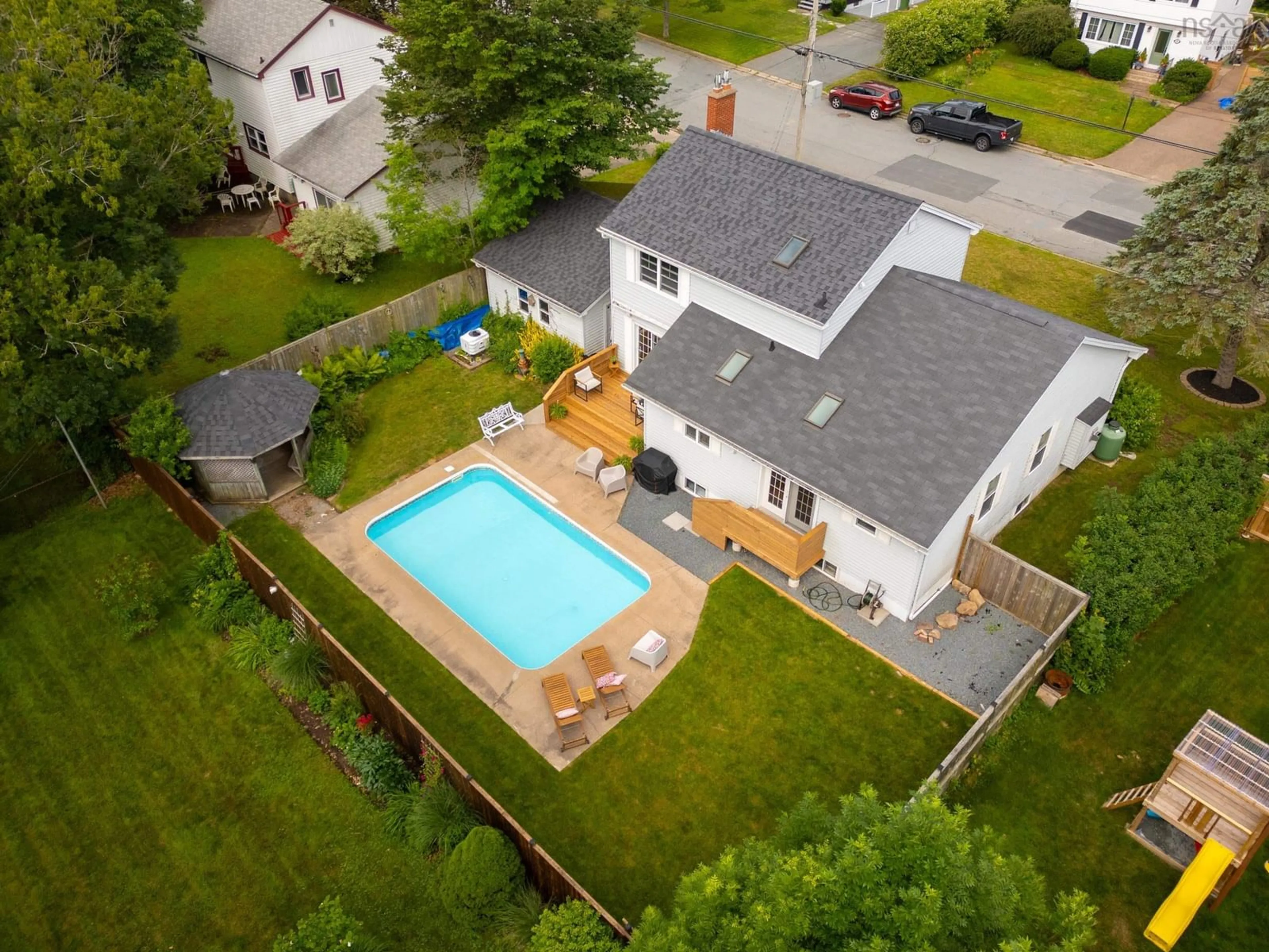 A pic from outside/outdoor area/front of a property/back of a property/a pic from drone, unknown for 40 Virginia Ave, Dartmouth Nova Scotia B2W 2Z7
