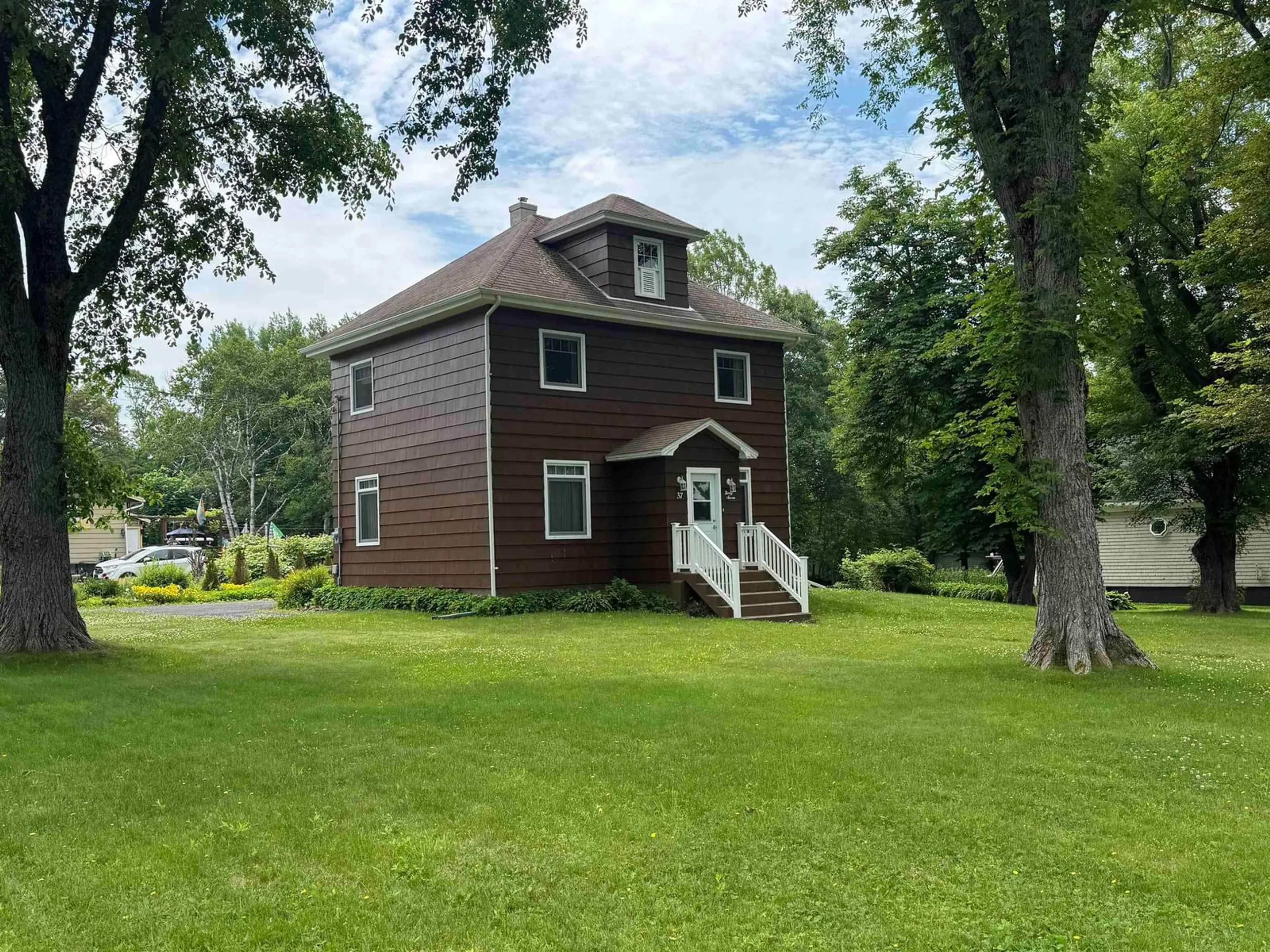 A pic from outside/outdoor area/front of a property/back of a property/a pic from drone, unknown for 37 Beech St, Sydney Mines Nova Scotia B1V 1J2