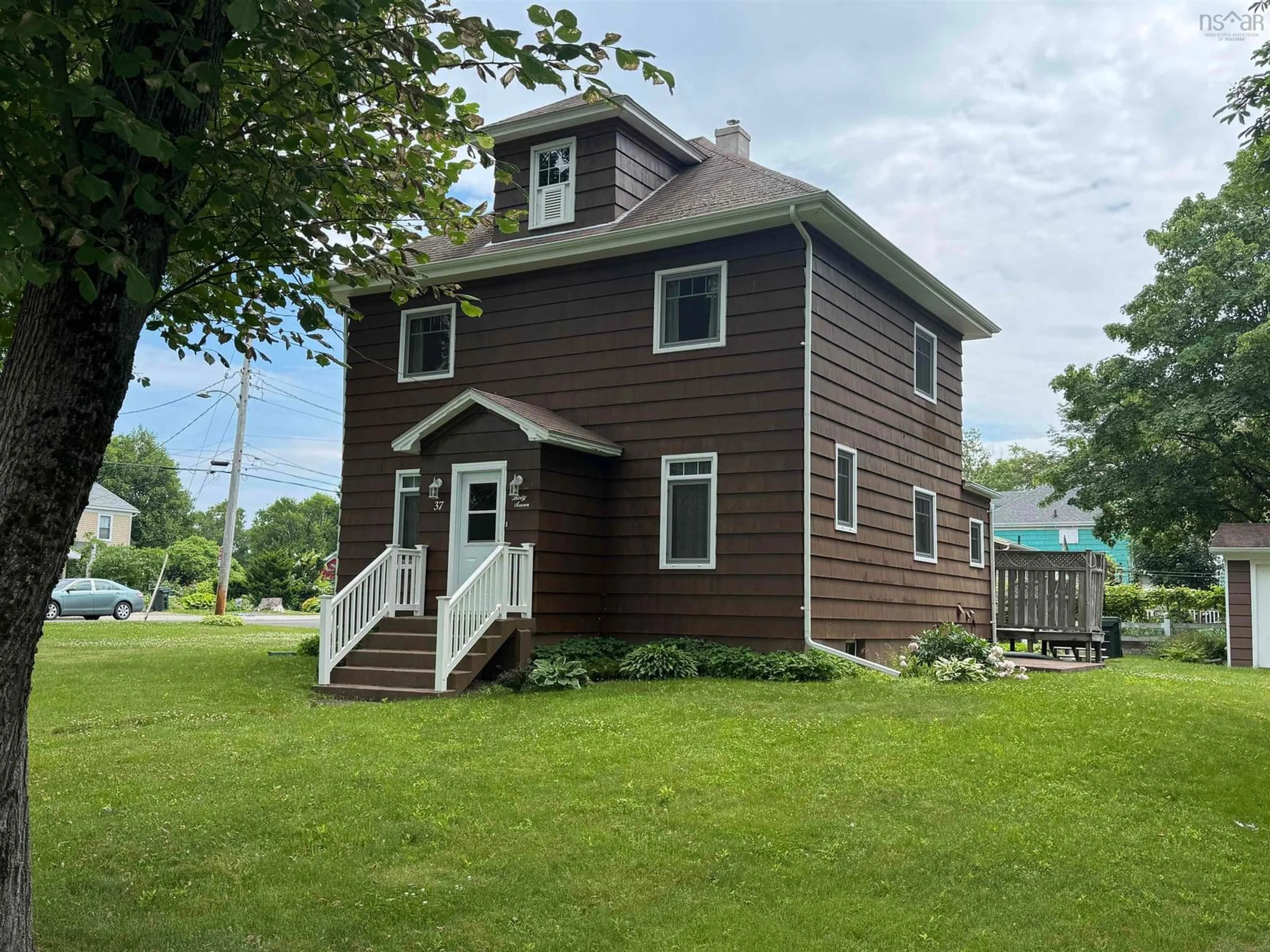 A pic from outside/outdoor area/front of a property/back of a property/a pic from drone, building for 37 Beech St, Sydney Mines Nova Scotia B1V 1J2