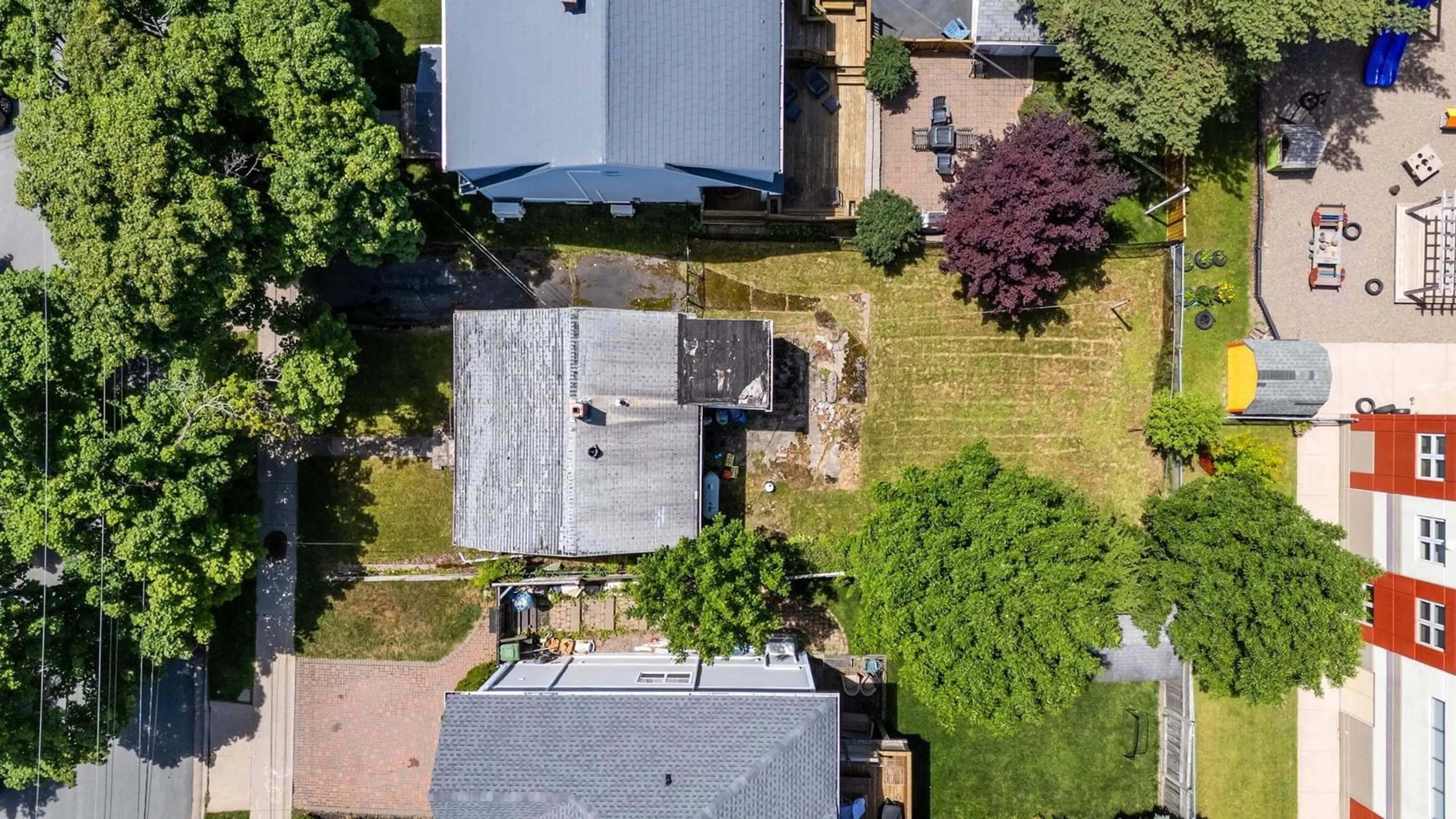 A pic from outside/outdoor area/front of a property/back of a property/a pic from drone, street for 6519 Chester Ave, Halifax Nova Scotia B3L 2P5