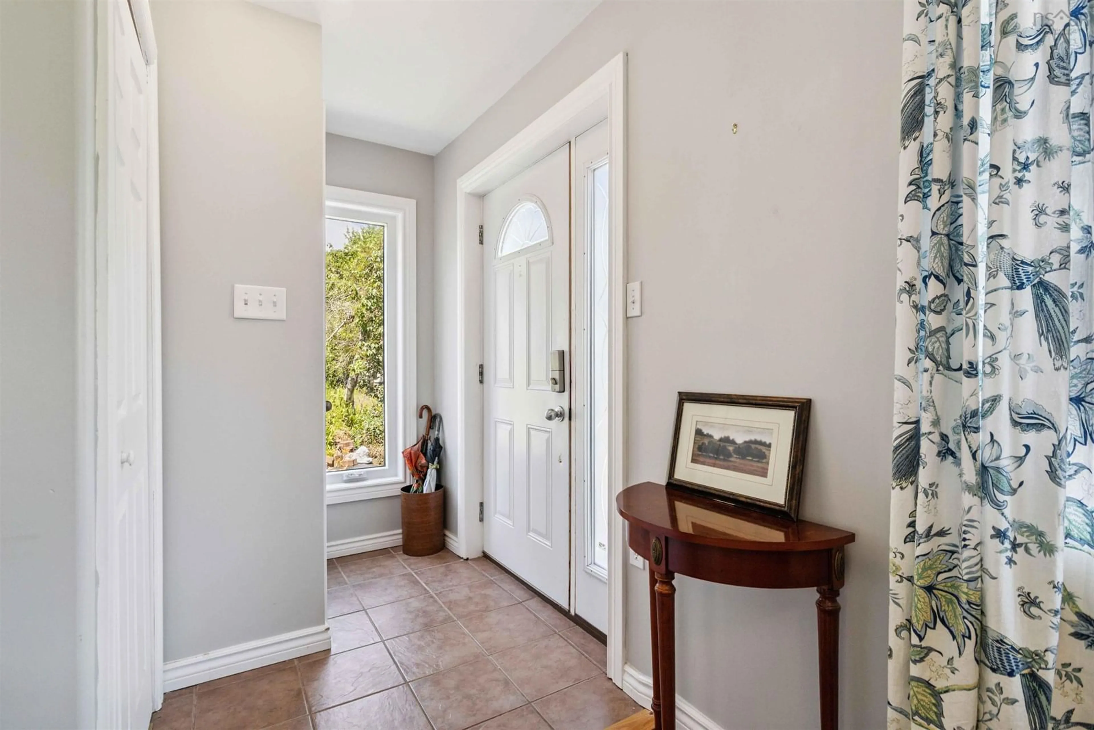 Indoor entryway for 10 Battery Dr, Halifax Nova Scotia B3P 2G8