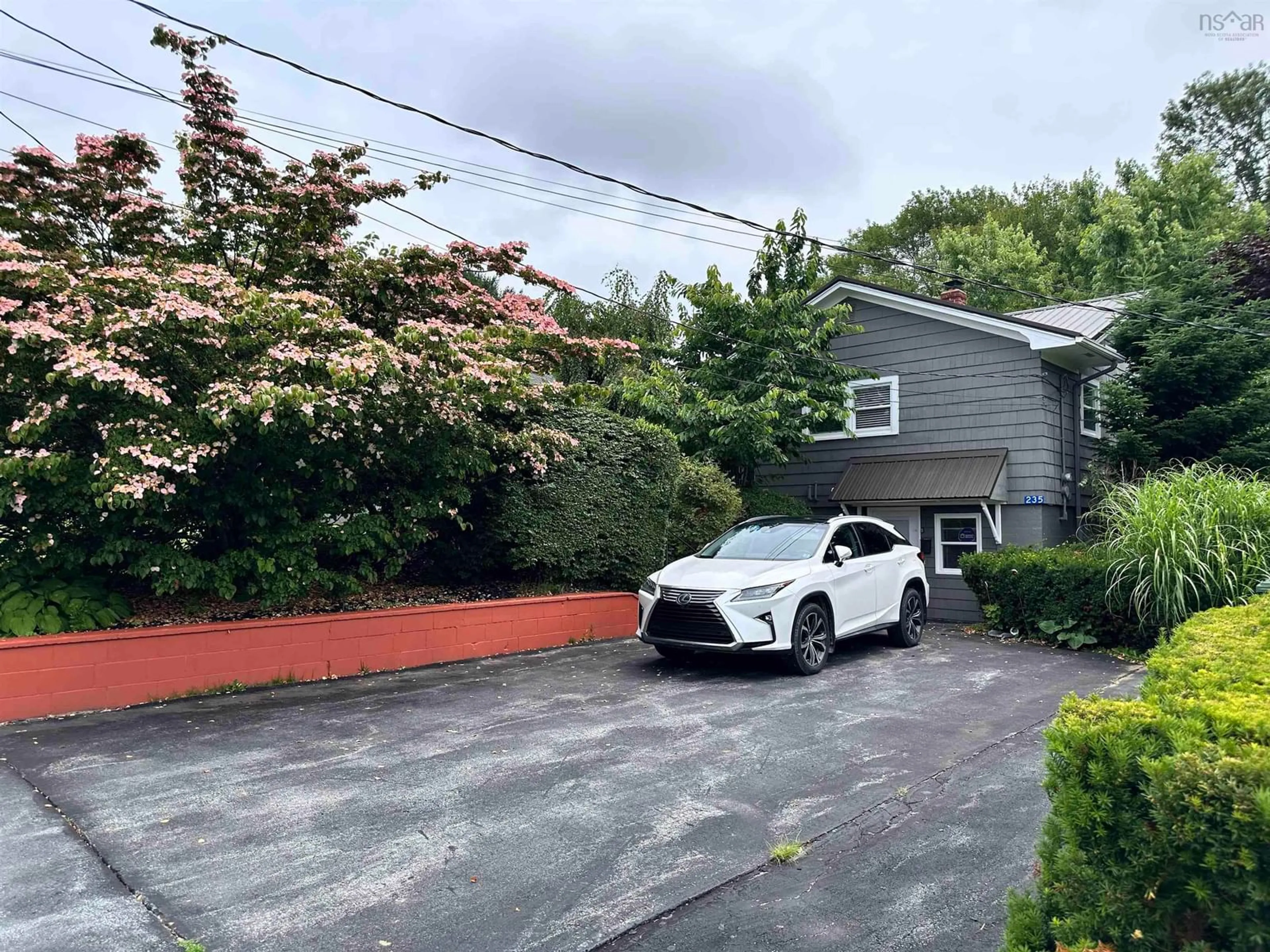 A pic from outside/outdoor area/front of a property/back of a property/a pic from drone, street for 235 Waterloo St, Liverpool Nova Scotia B0T 1K0
