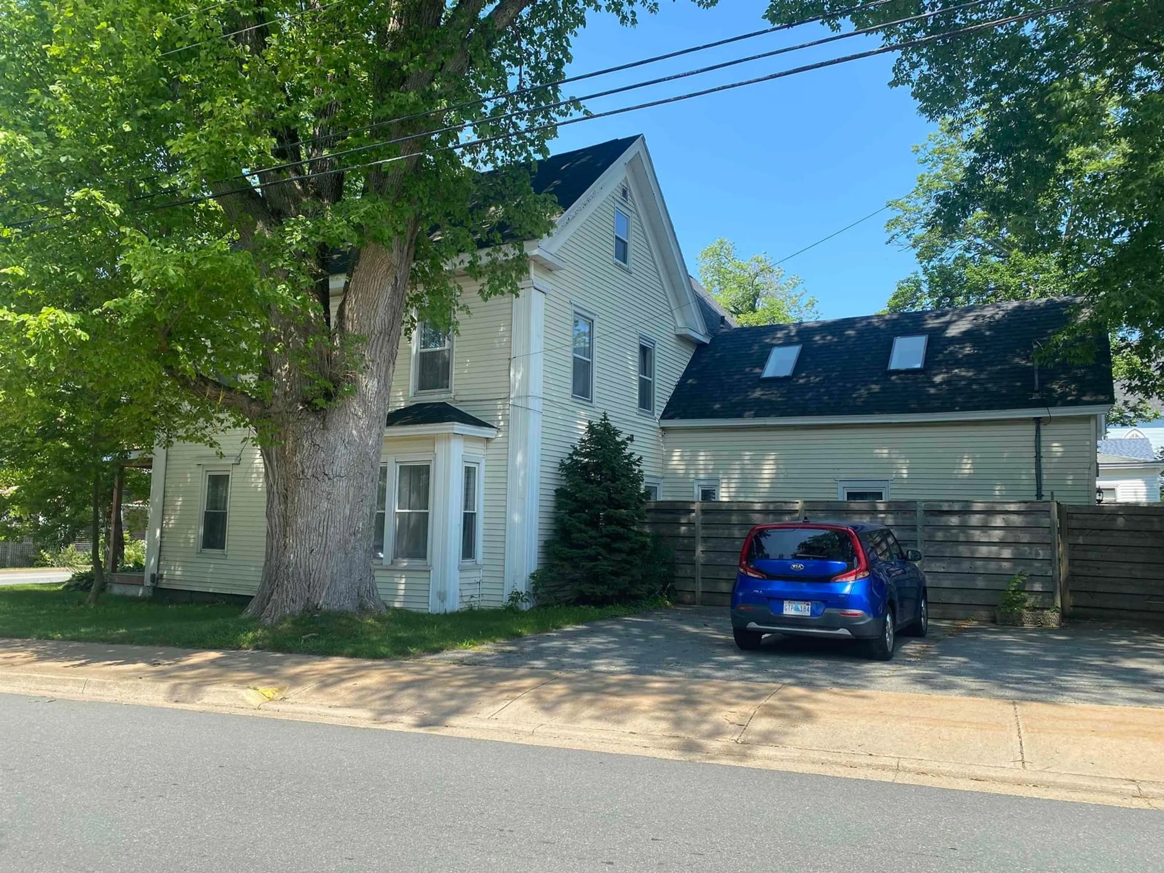 A pic from outside/outdoor area/front of a property/back of a property/a pic from drone, street for 441 Main St, Liverpool Nova Scotia B0T 1K0