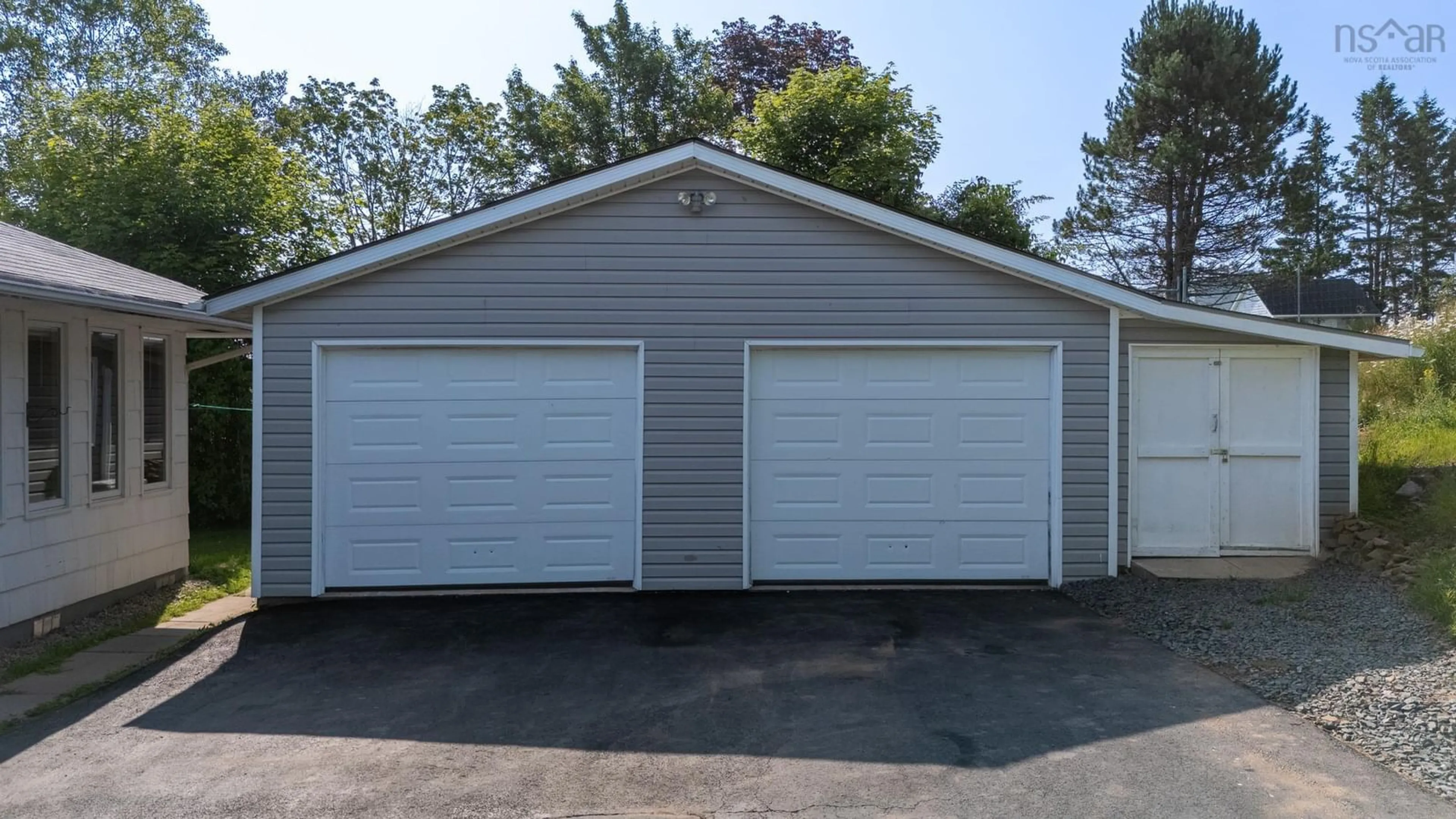 Indoor garage for 21 Maple Ave, Hantsport Nova Scotia B0P 1P0