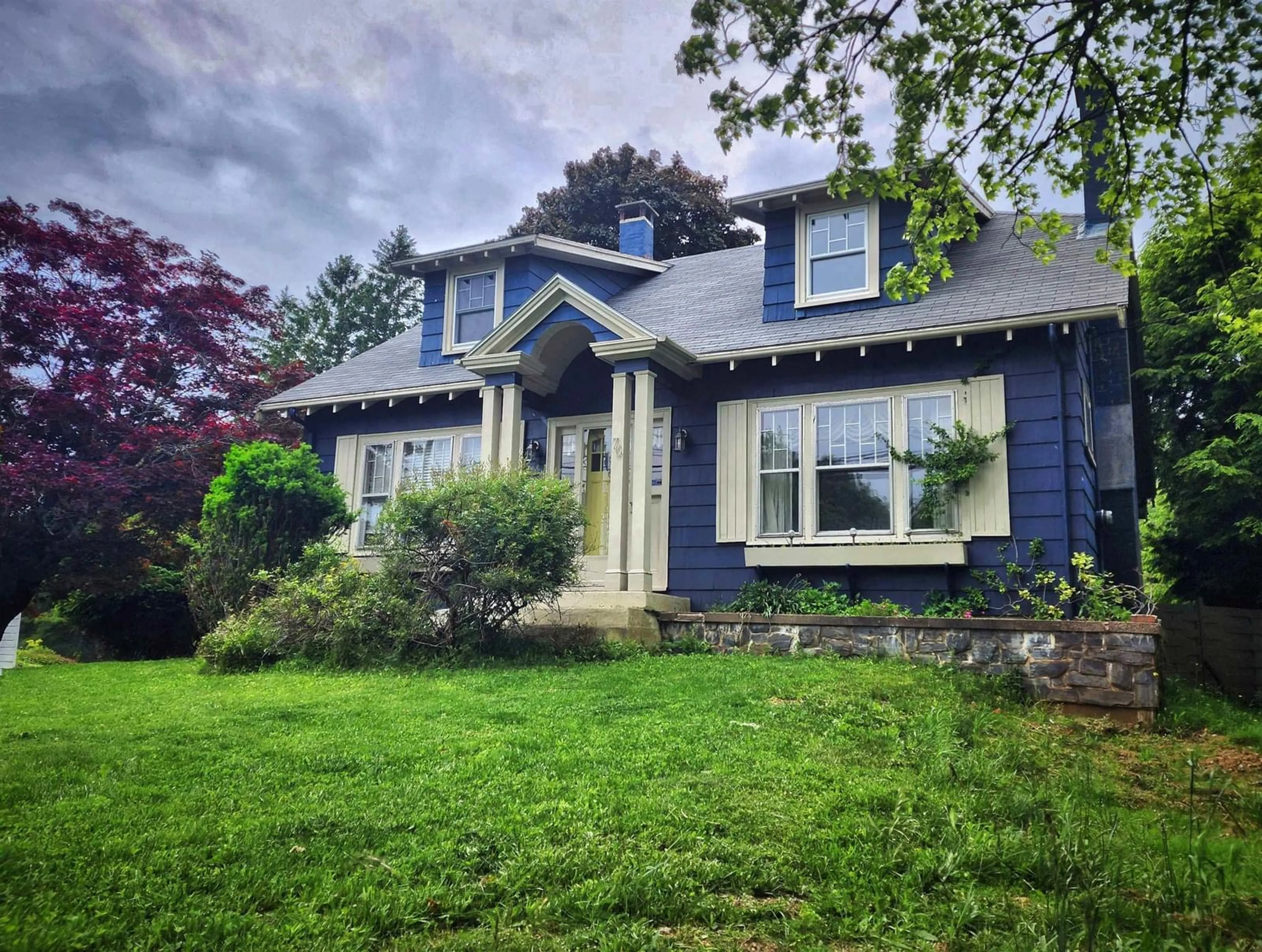 Home with vinyl exterior material, street for 70 Victoria Rd, Lunenburg Nova Scotia B0J 2C0