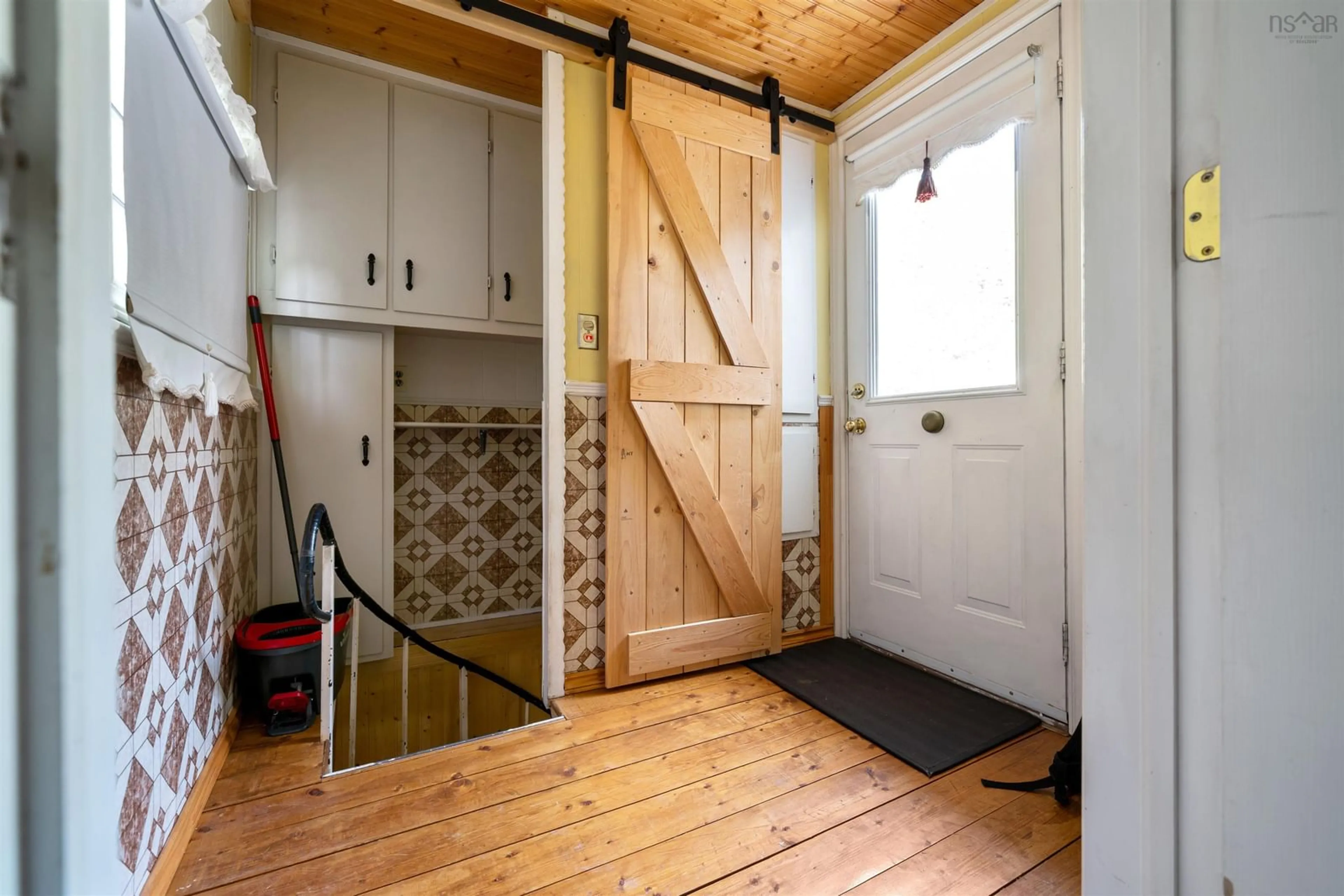 Indoor entryway for 210 Main St, Mulgrave Nova Scotia B0E 2G0