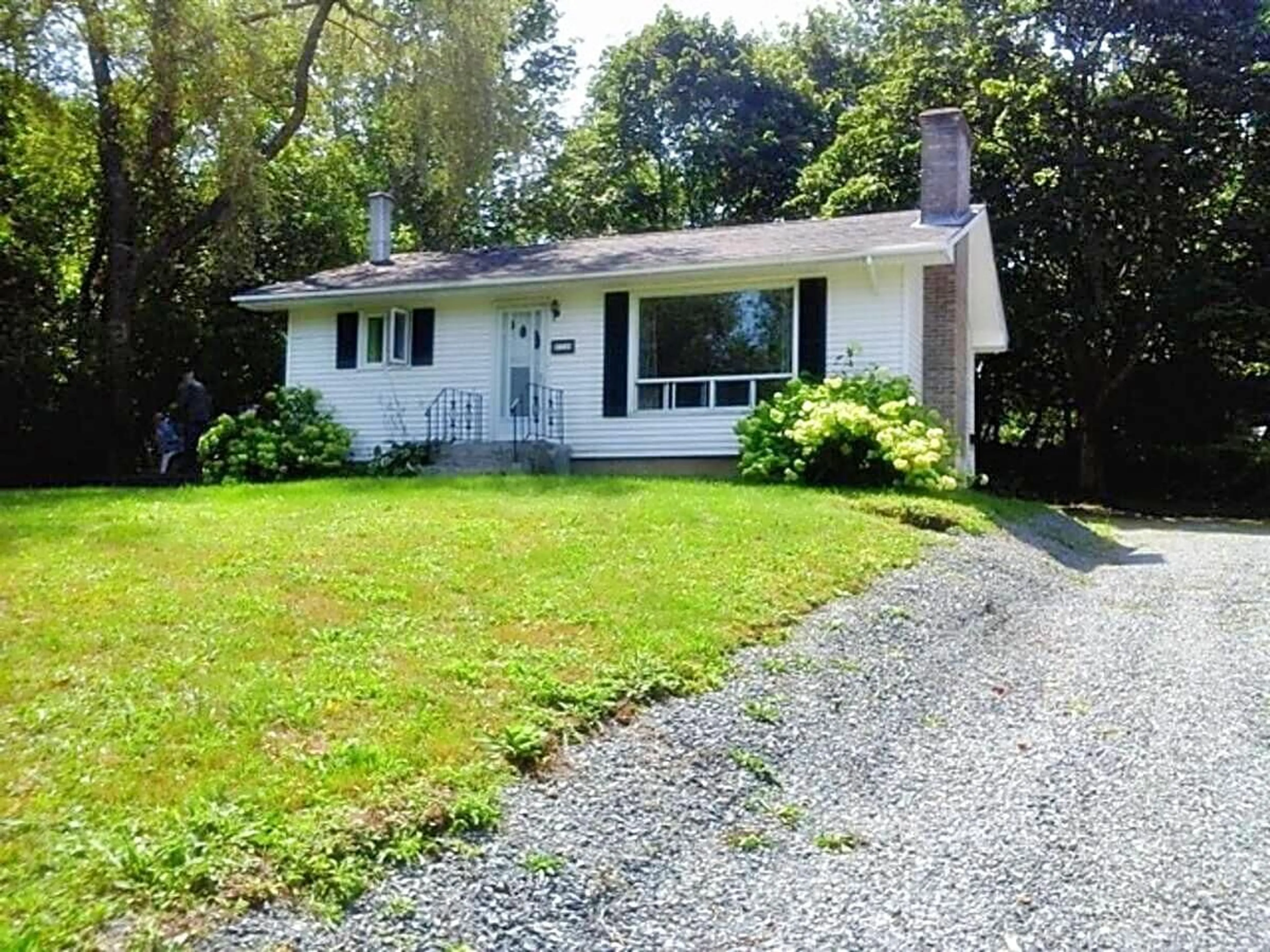 Home with vinyl exterior material, street for 172 Prince St, Bridgewater Nova Scotia B4V 1E4