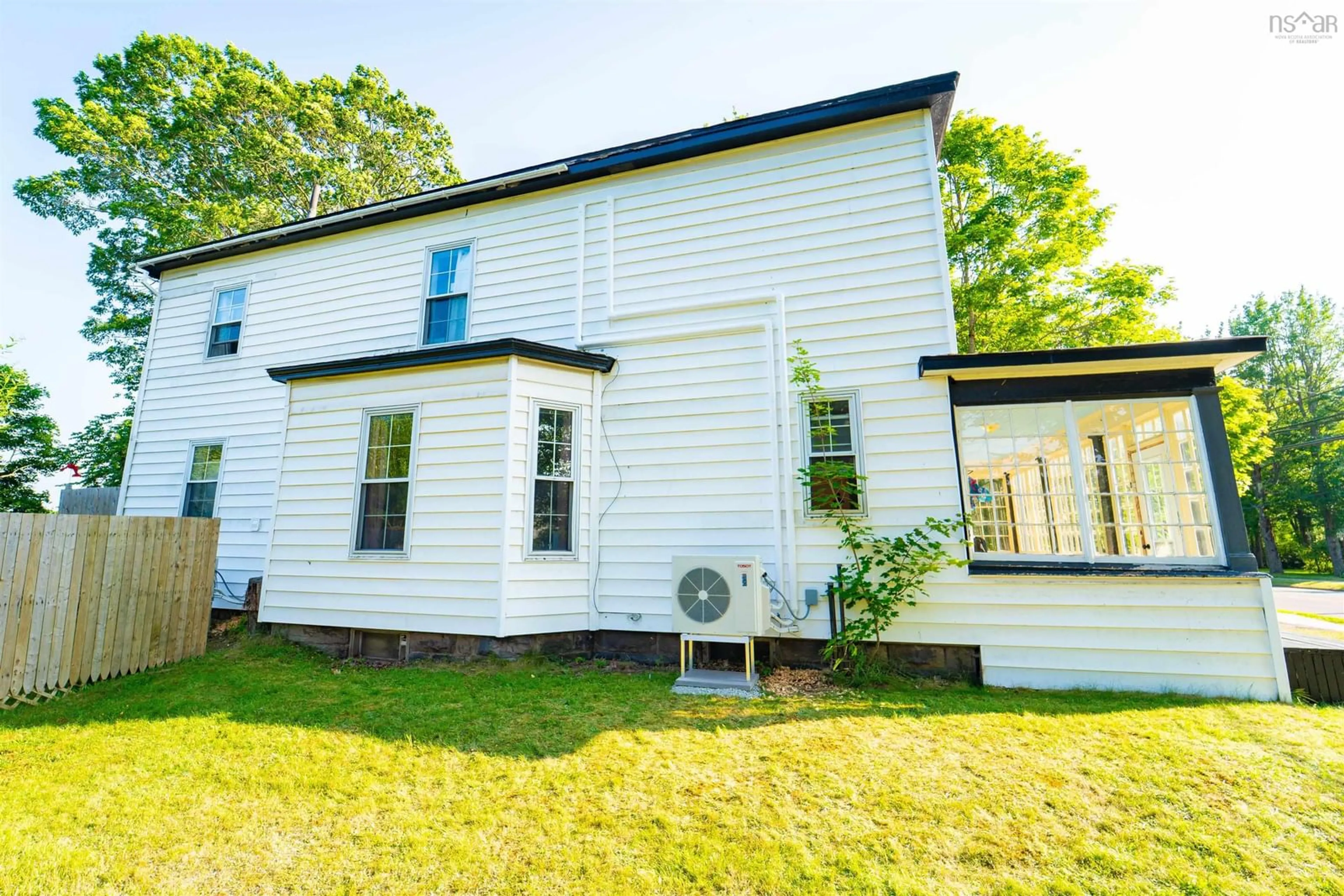 A pic from outside/outdoor area/front of a property/back of a property/a pic from drone, building for 42 Victoria St, Amherst Nova Scotia B4H 1C1