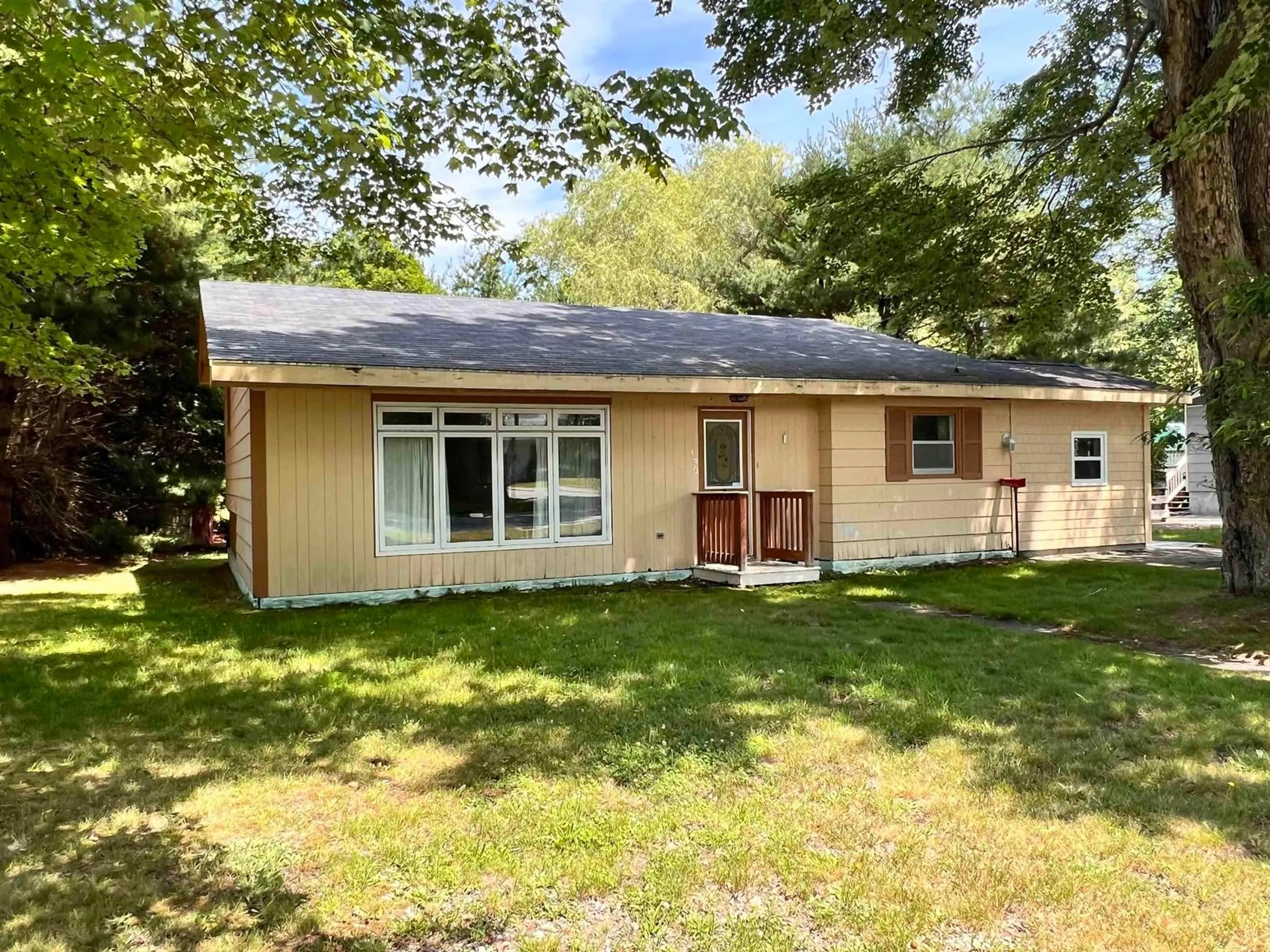 Home with vinyl exterior material, unknown for 190 Mowatt St, Shelburne Nova Scotia B0T 1W0