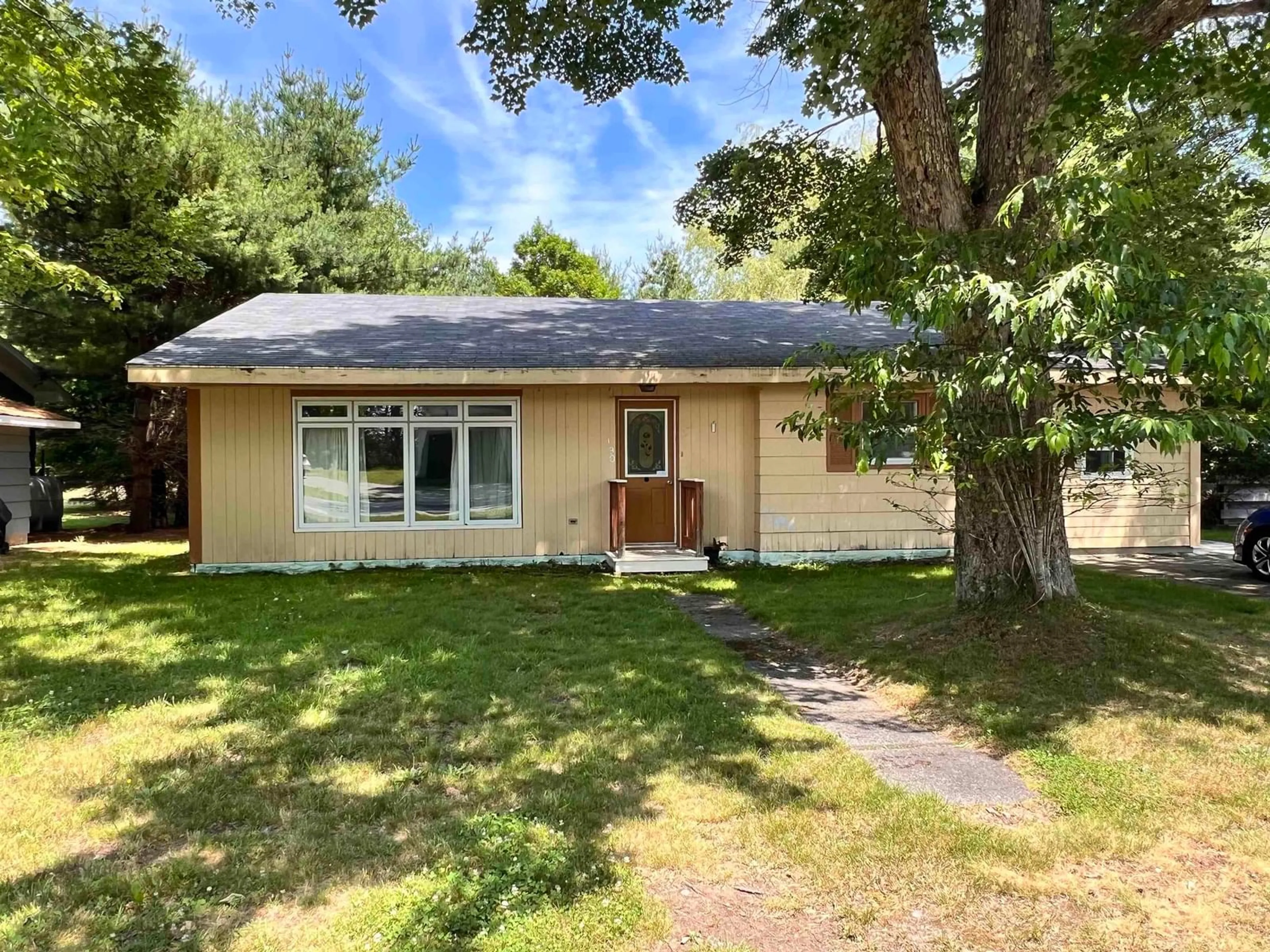 Home with vinyl exterior material, street for 190 Mowatt St, Shelburne Nova Scotia B0T 1W0