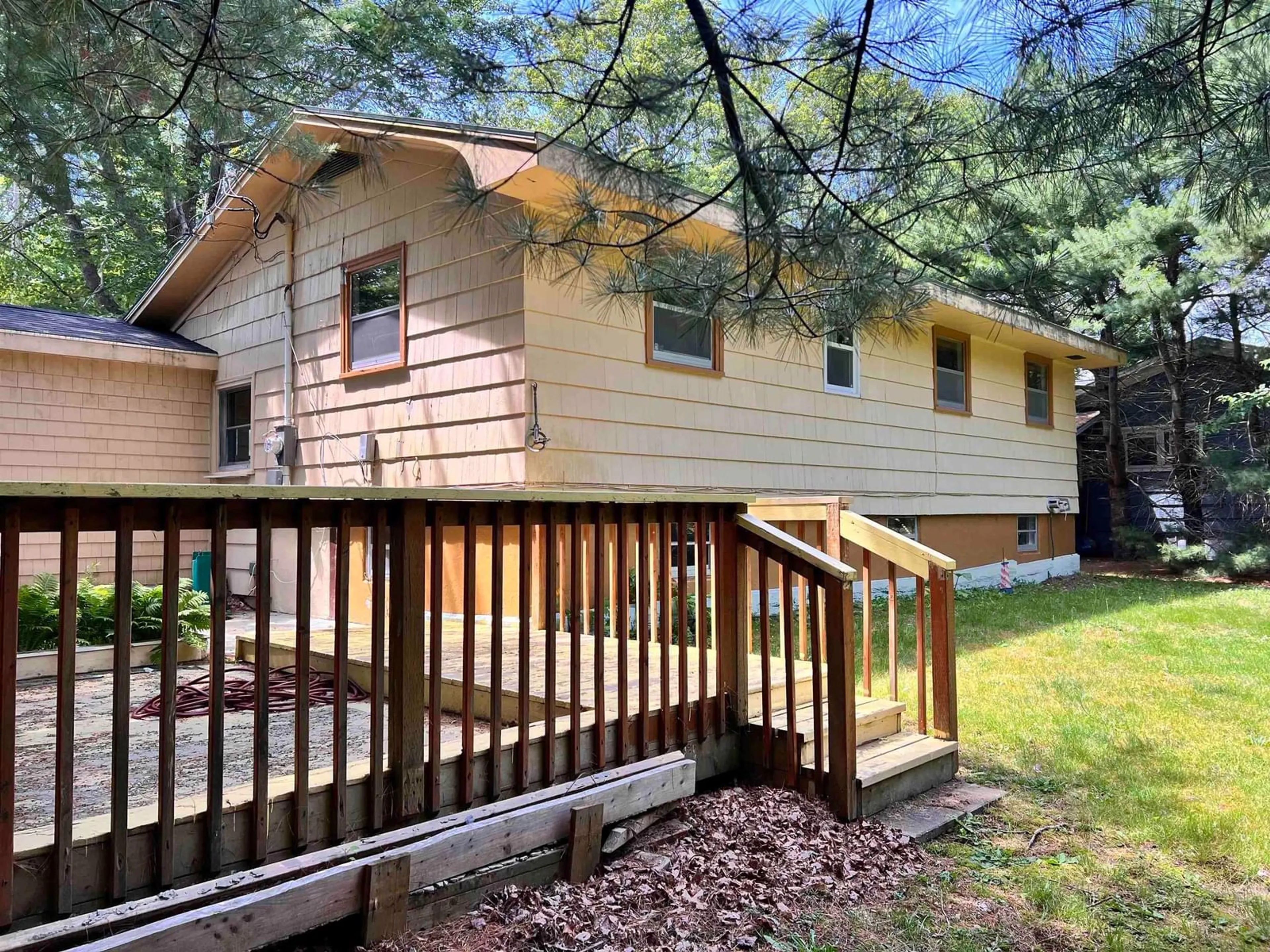 Home with vinyl exterior material, forest/trees view for 190 Mowatt St, Shelburne Nova Scotia B0T 1W0