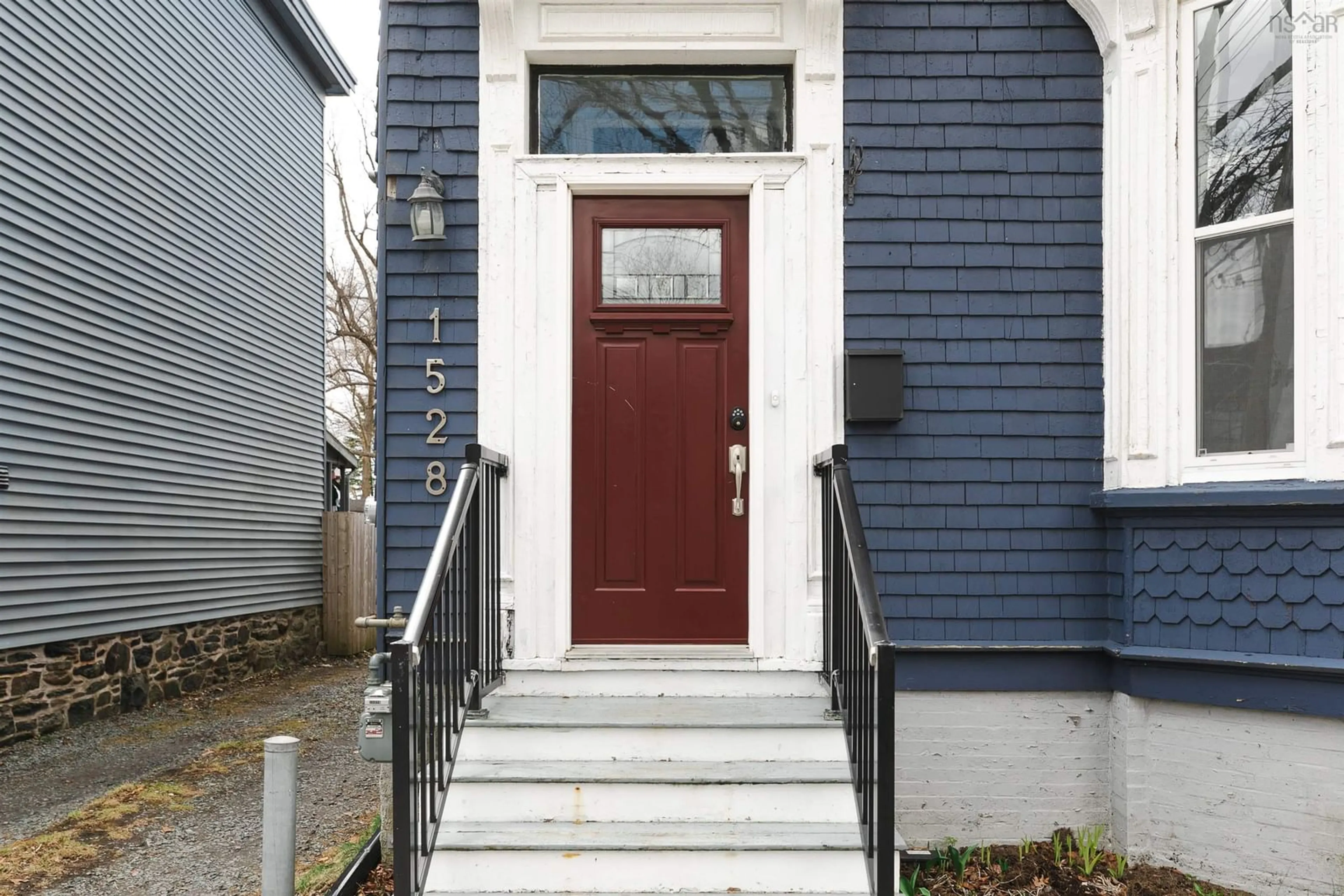 Indoor entryway for 1528 Lemarchant St, Halifax Nova Scotia B3H 3R1