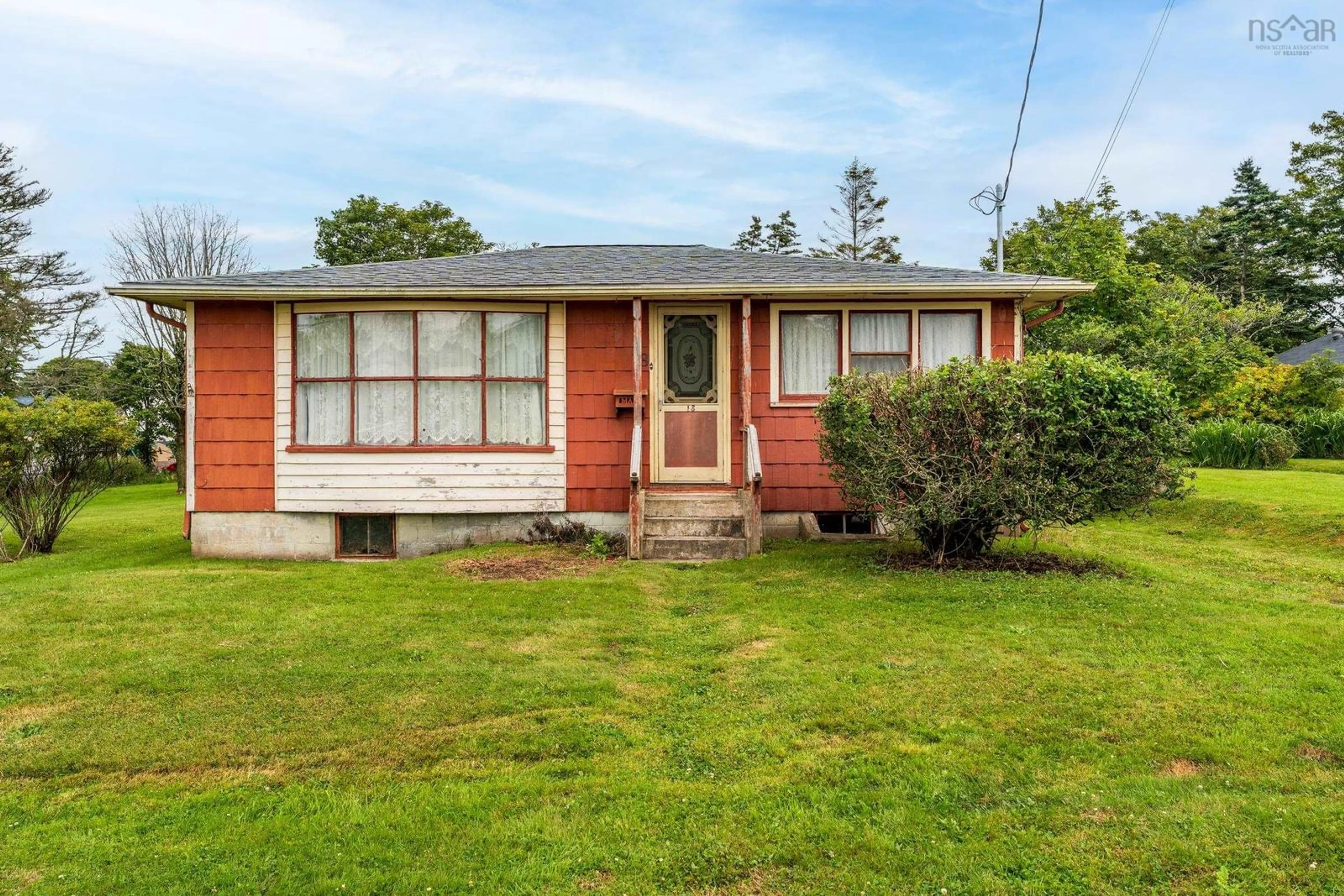 Home with vinyl exterior material, street for 18 Shaw Ave, Yarmouth Nova Scotia B5A 2T9