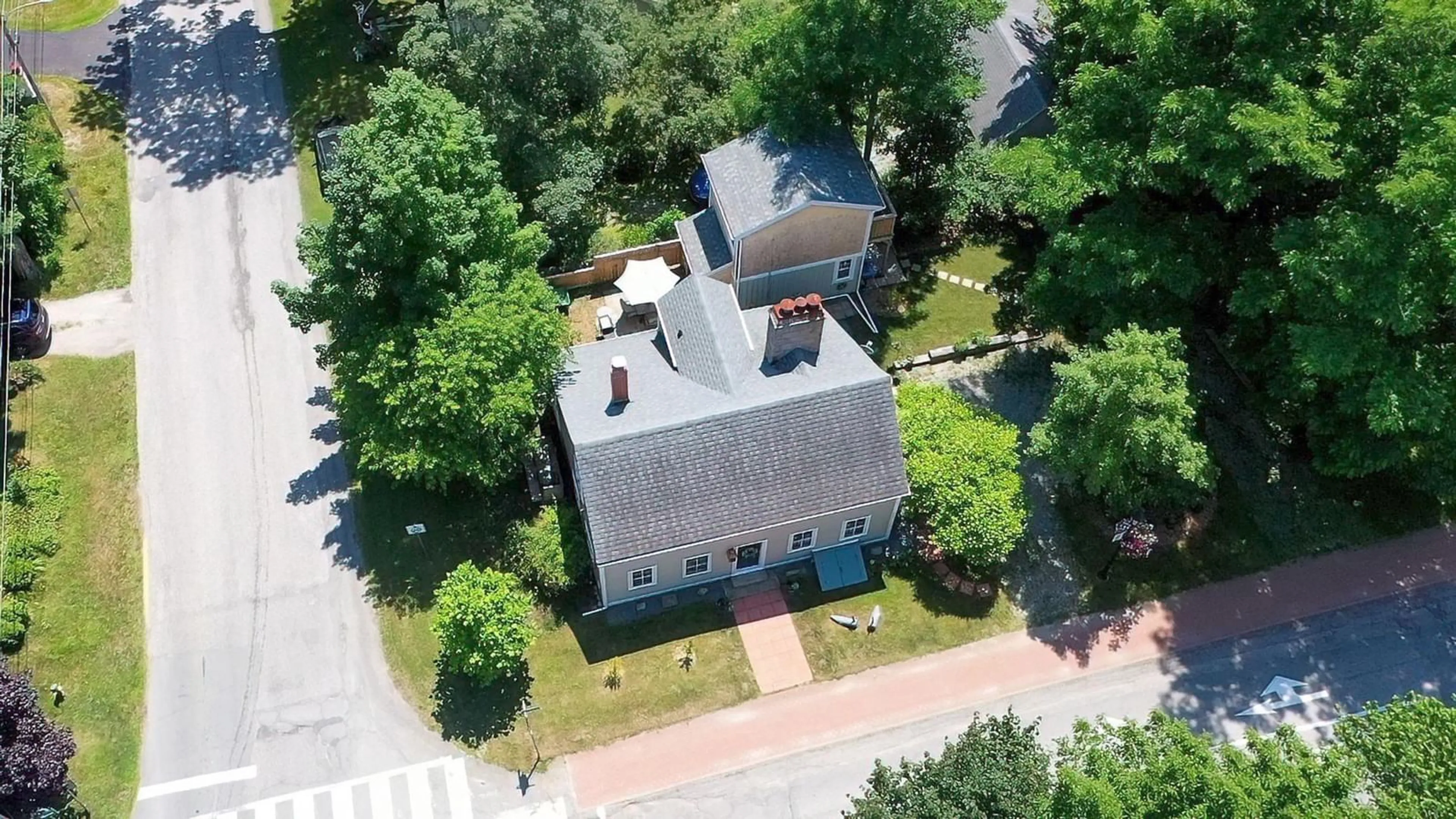 A pic from outside/outdoor area/front of a property/back of a property/a pic from drone, street for 17 George St, Shelburne Nova Scotia B0T 1W0
