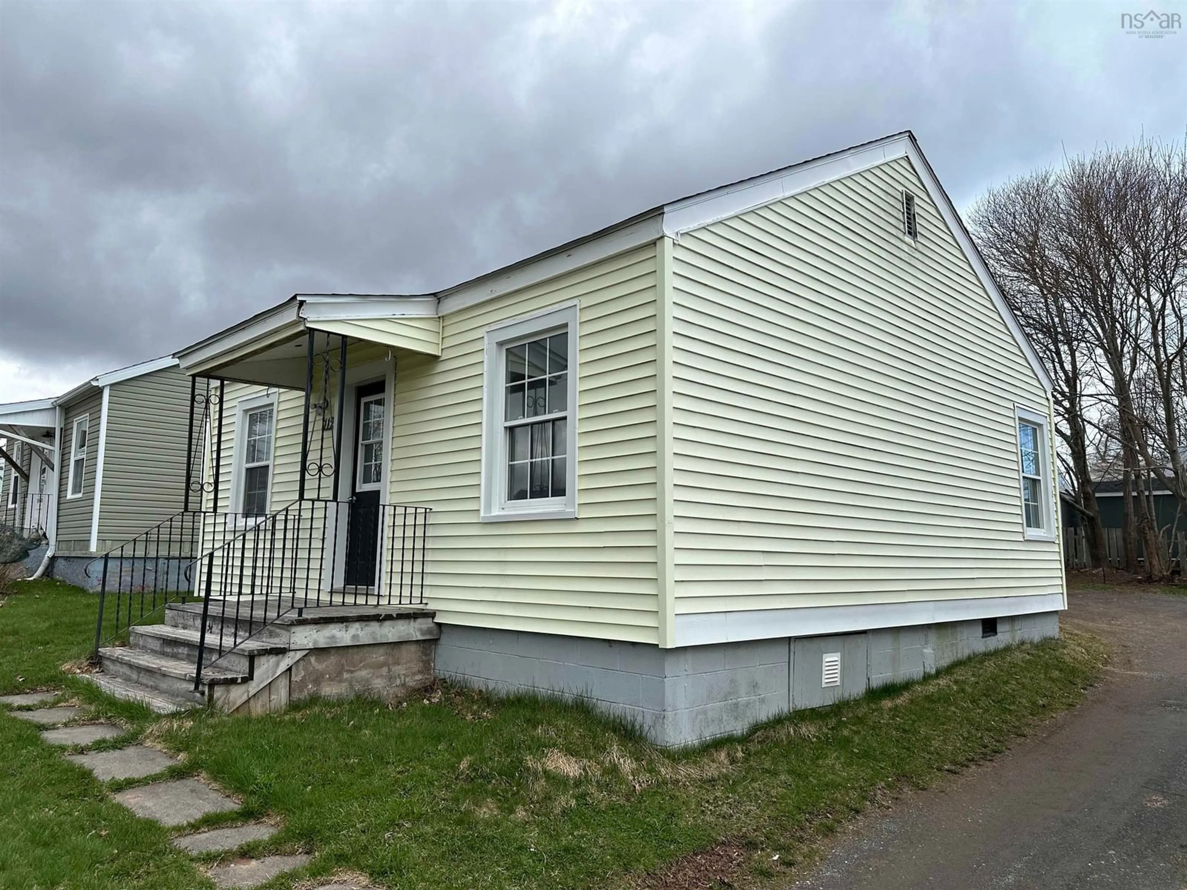 Home with vinyl exterior material, building for 112 Poplar St, Pictou Nova Scotia B0K 1H0