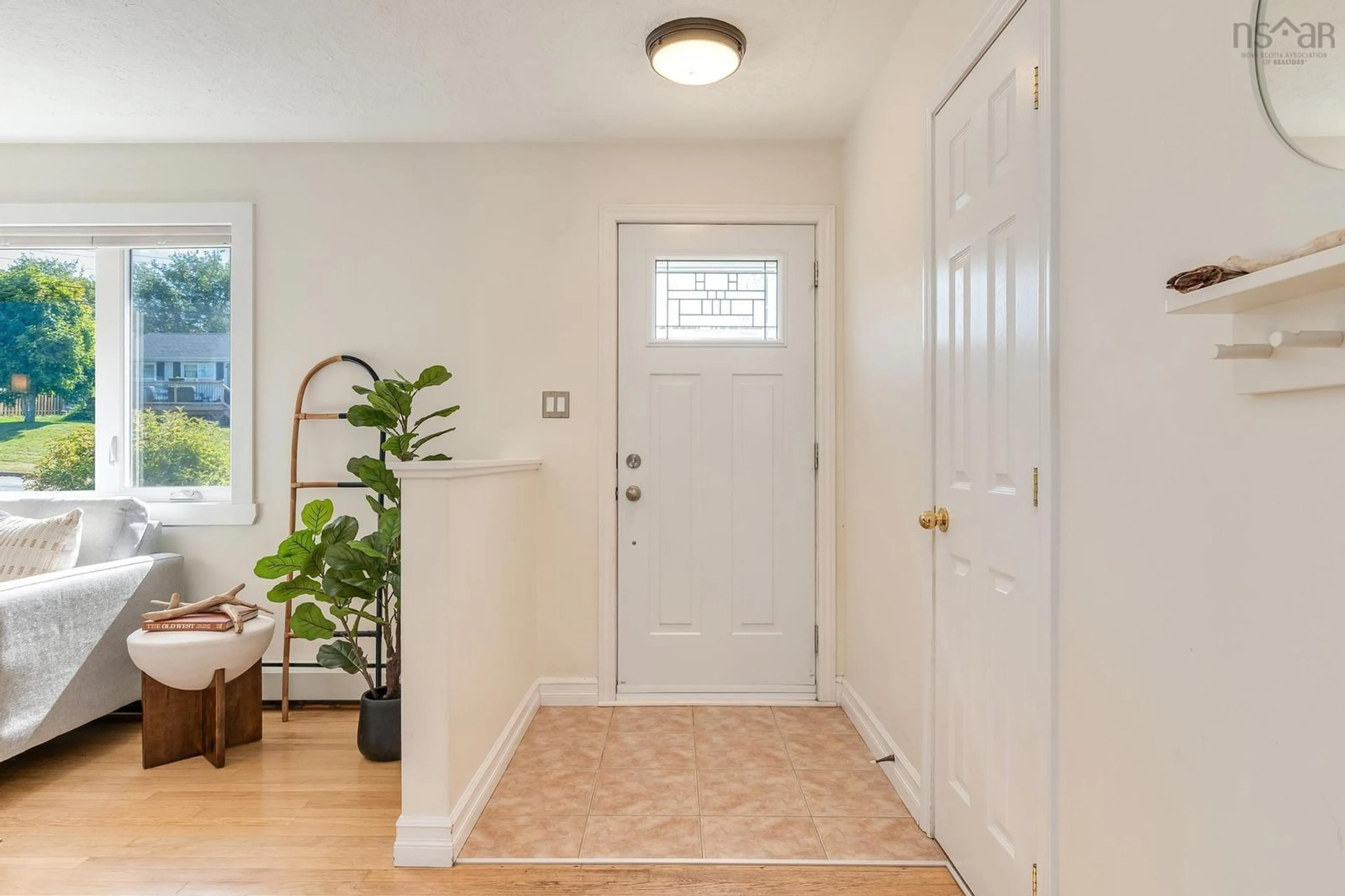 Indoor entryway for 19 Ellen Dr, Dartmouth Nova Scotia B2W 2J7