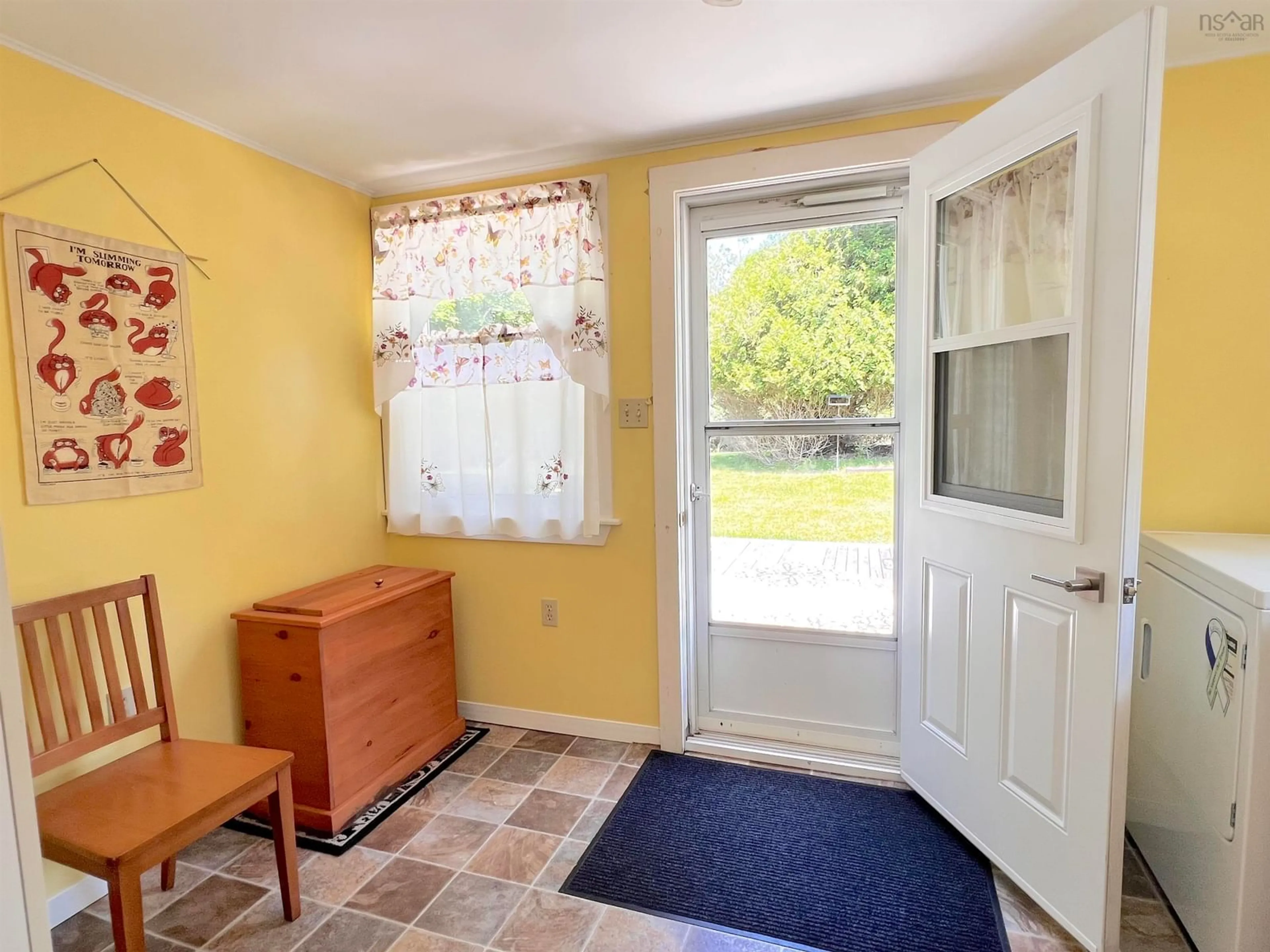 Indoor entryway for 192 Harriet St, Shelburne Nova Scotia B0T 1W0
