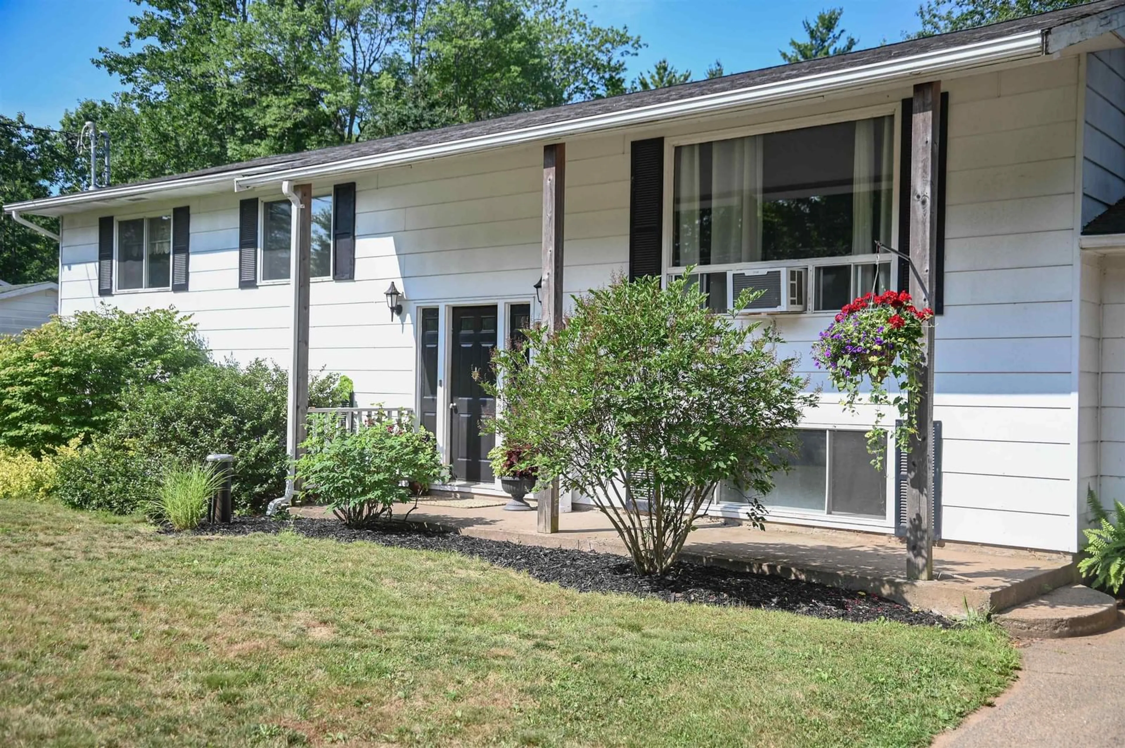 Home with vinyl exterior material, unknown for 1353 Pinecrest Drive, Coldbrook Nova Scotia B0P 1J0