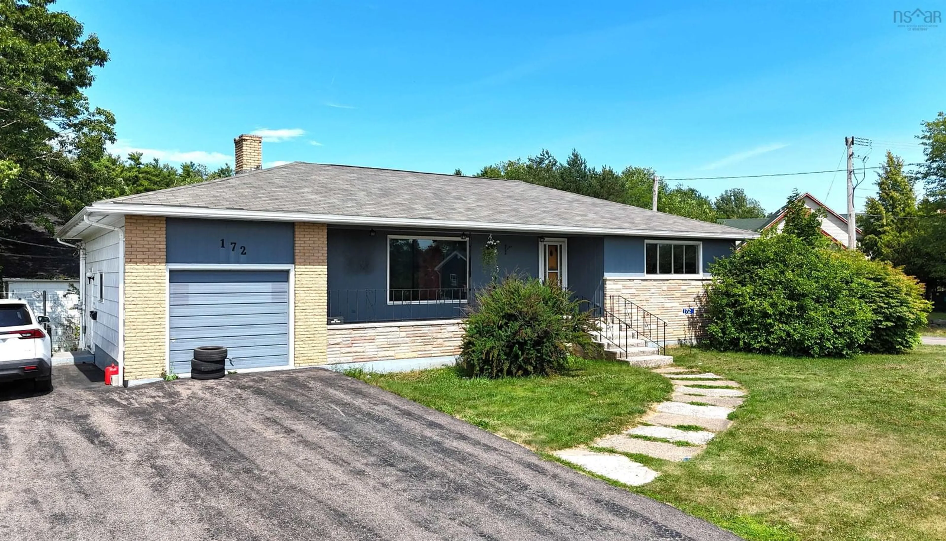 Home with vinyl exterior material, street for 172 North St, Bridgewater Nova Scotia B4V 2V6