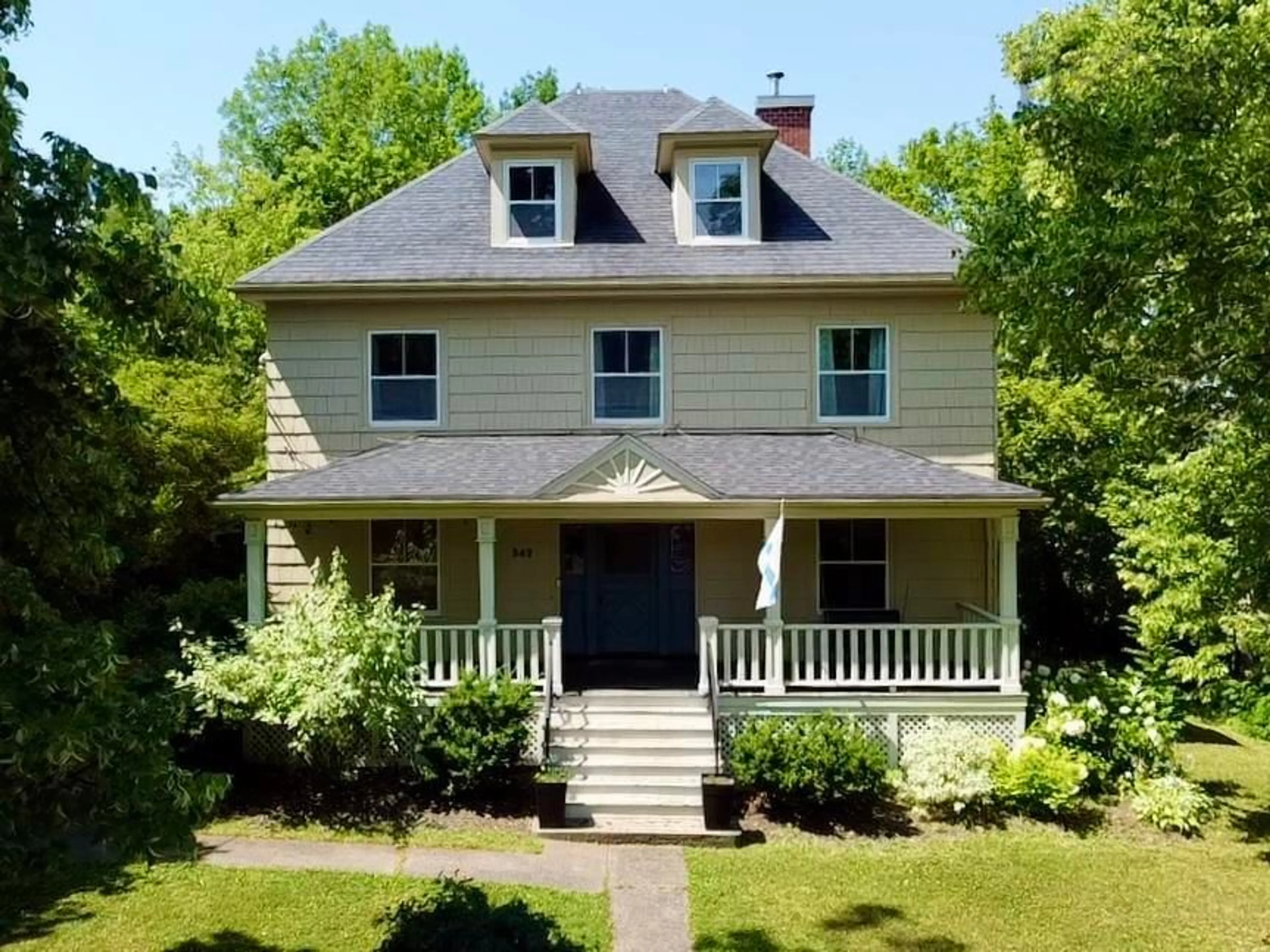 Home with vinyl exterior material, street for 542 King St, Windsor Nova Scotia B0N 2T0
