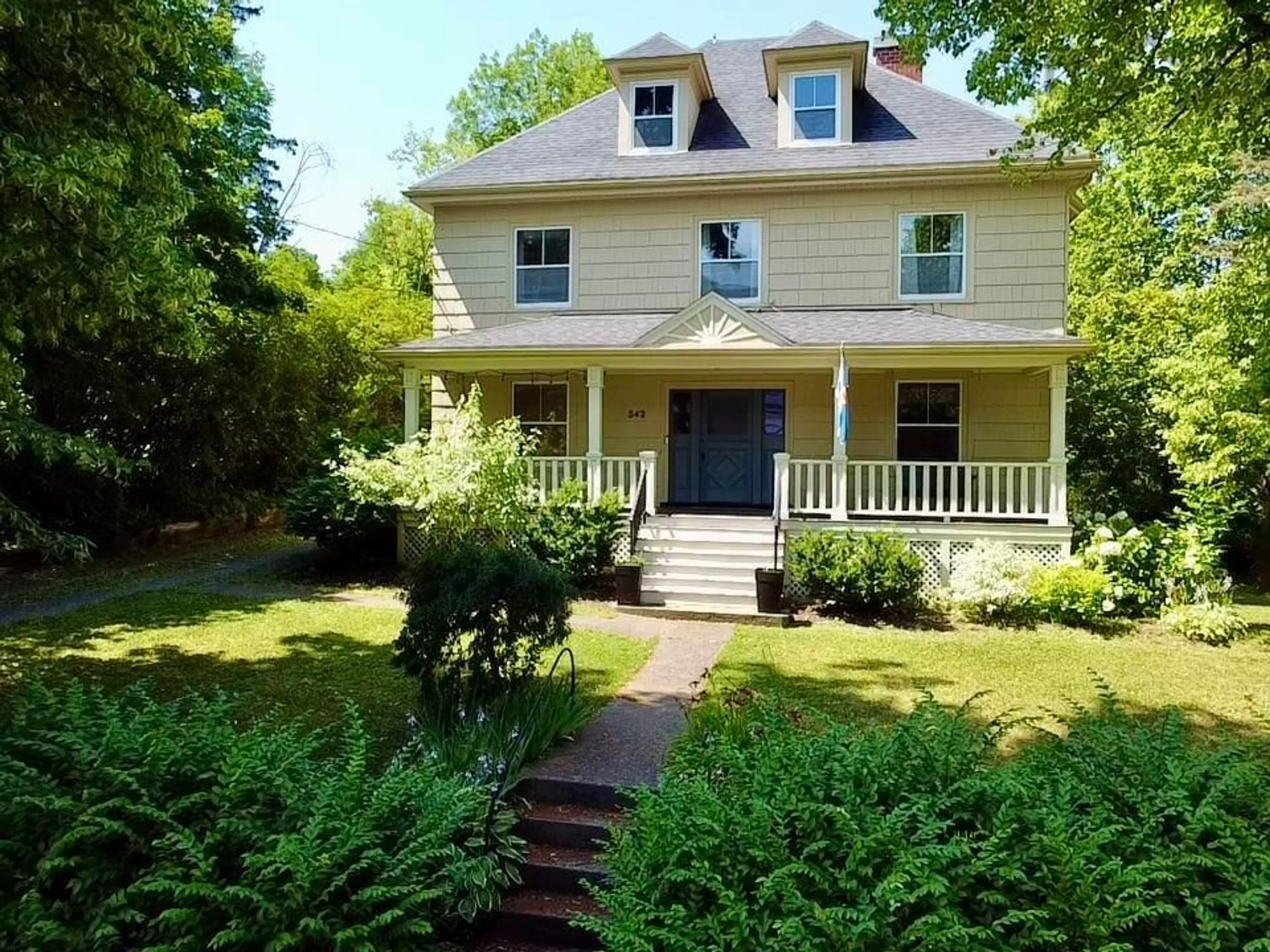 Home with vinyl exterior material, street for 542 King St, Windsor Nova Scotia B0N 2T0