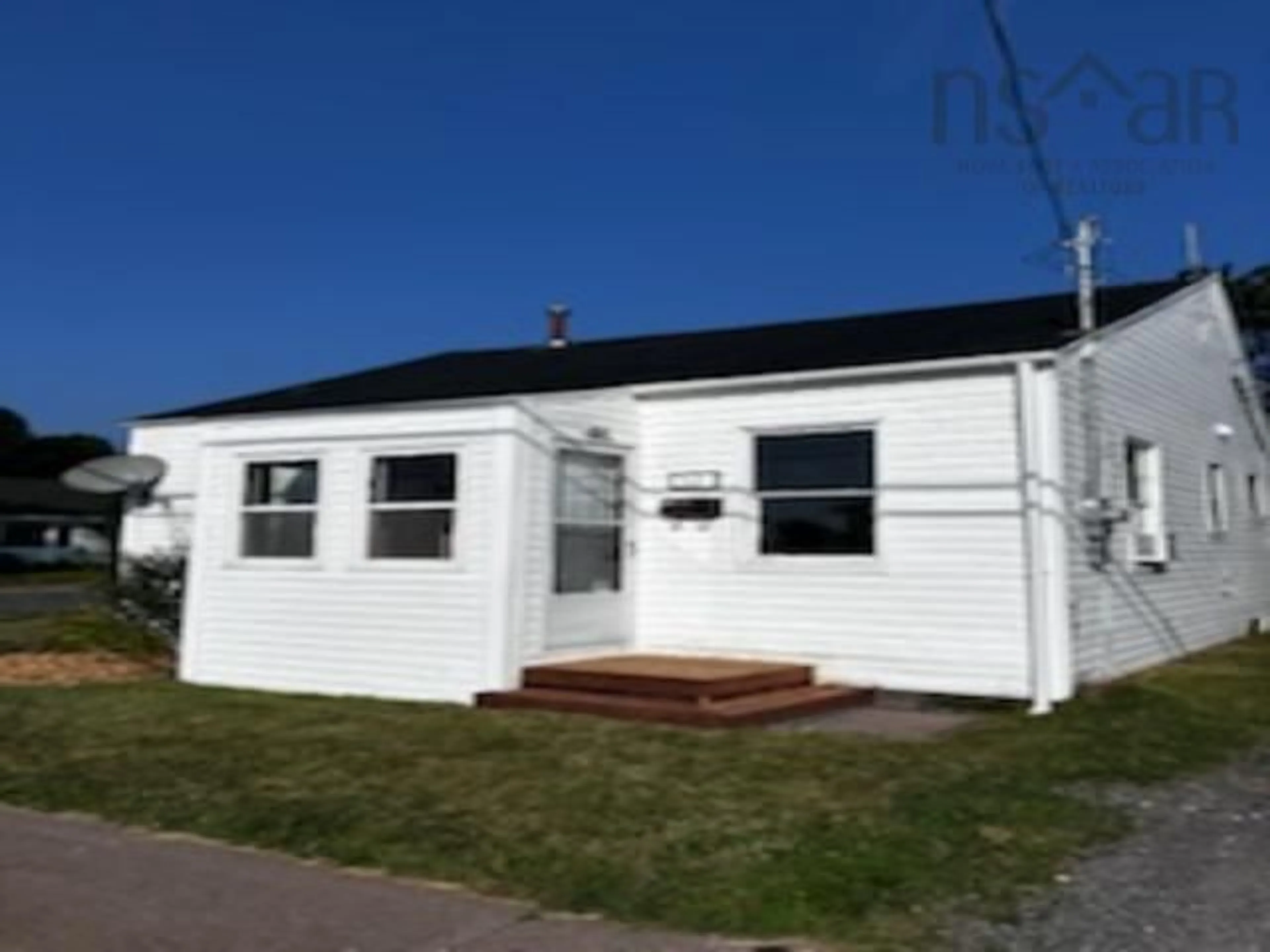 Home with vinyl exterior material, building for 531 High Street, New Glasgow Nova Scotia B2H 2X9
