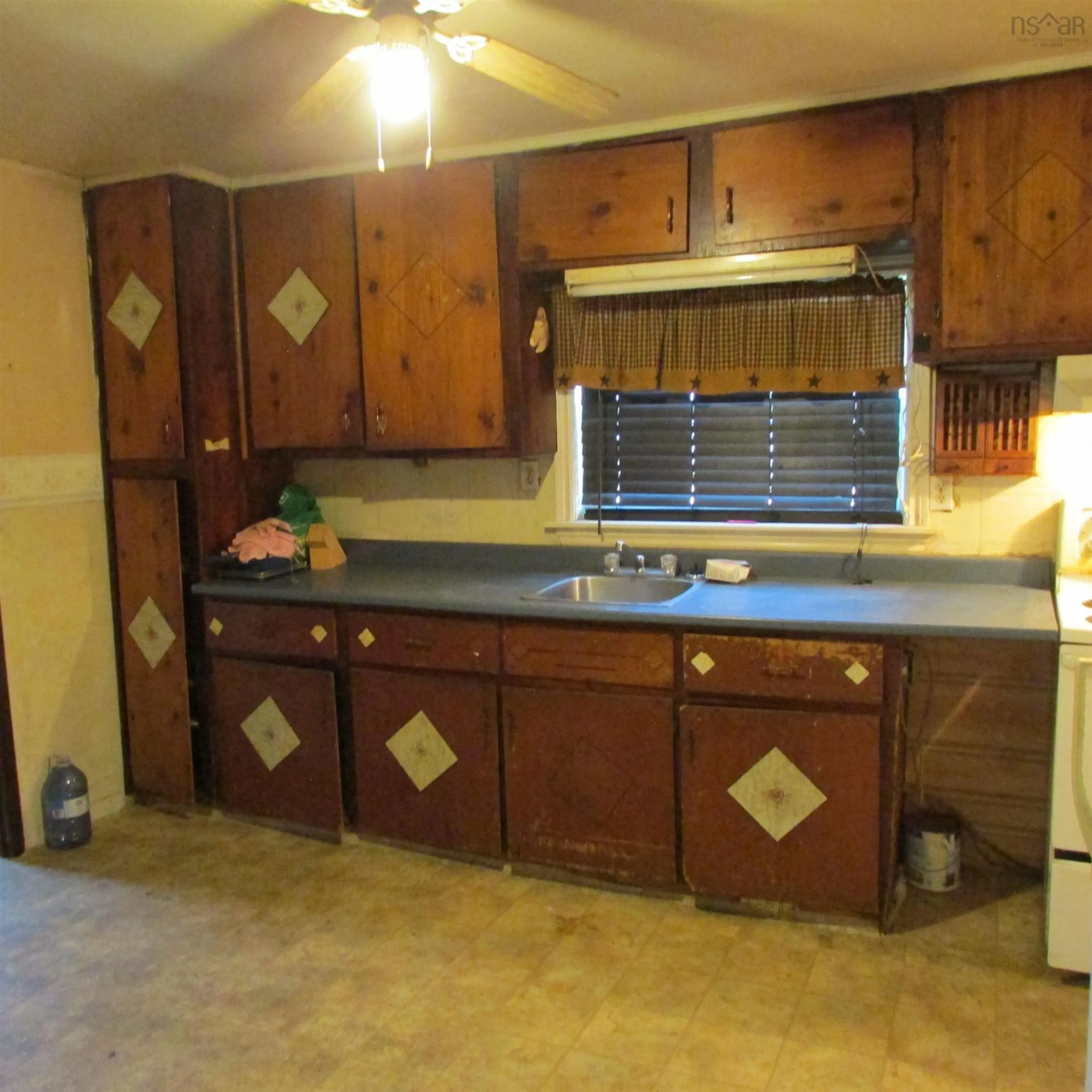 Standard kitchen, unknown for 32 Forman St, North Sydney Nova Scotia B2A 3K4