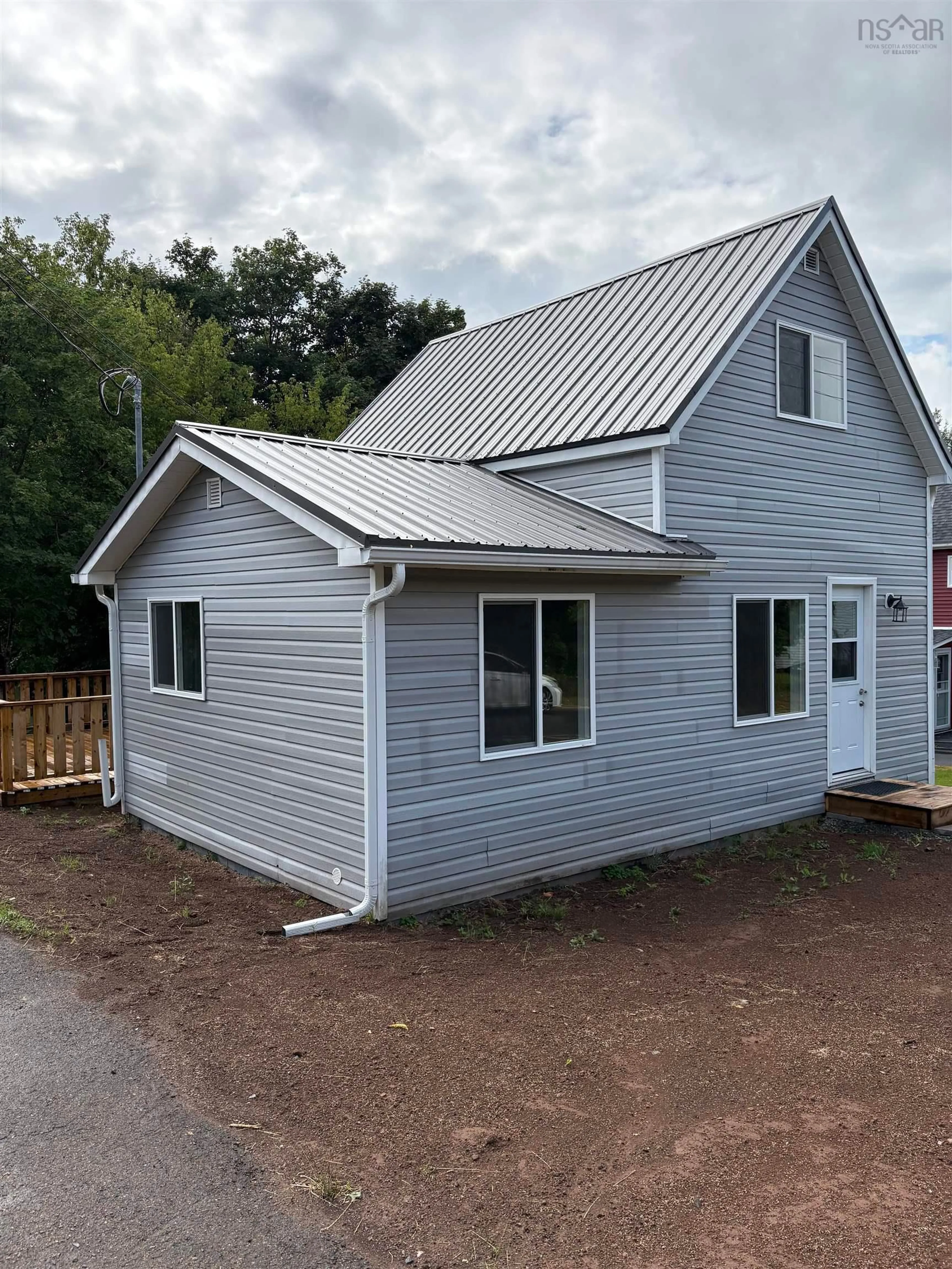 Home with vinyl exterior material, building for 33 Mechanic St, Springhill Nova Scotia B0M 1X0
