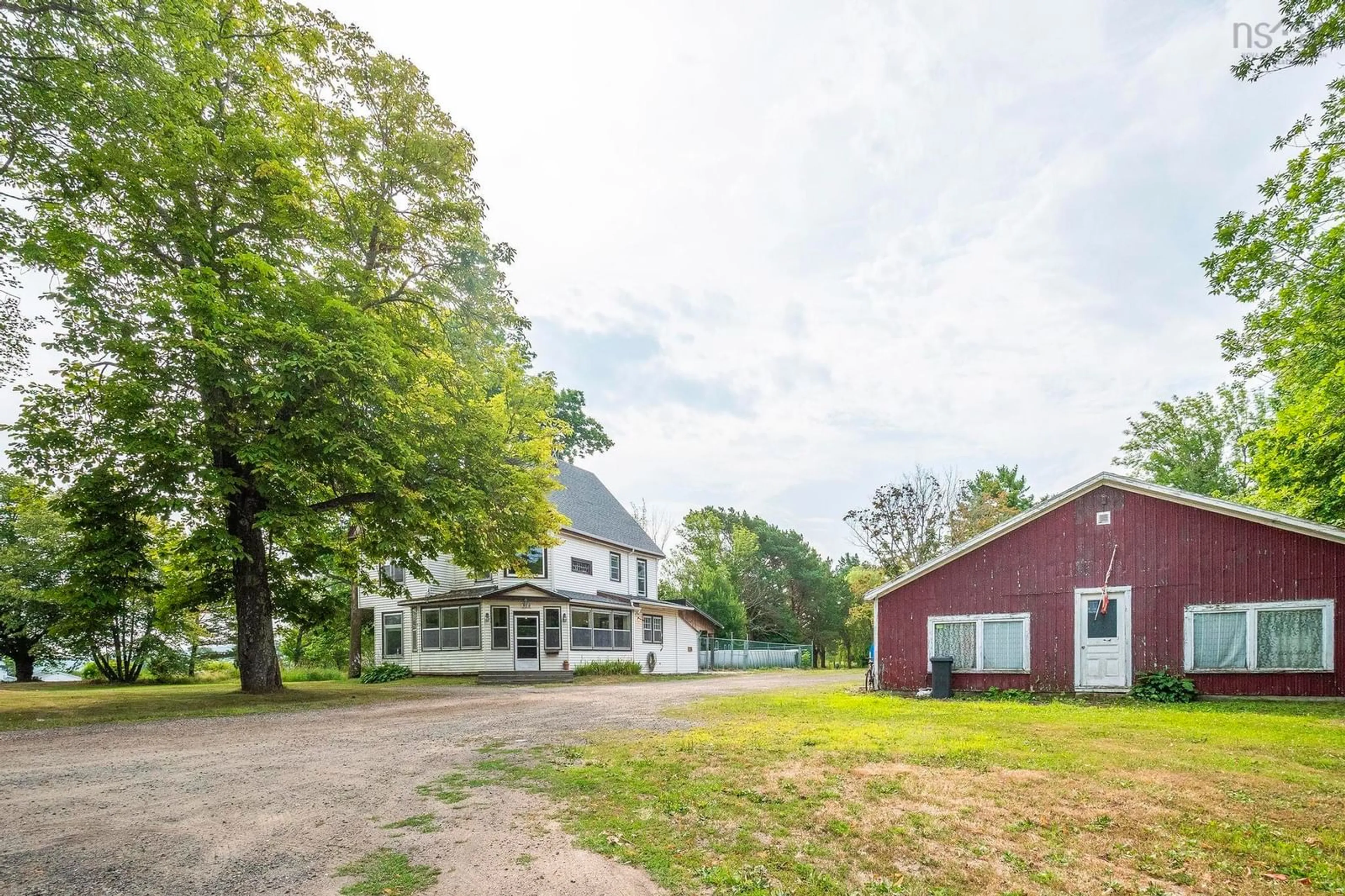 A pic from outside/outdoor area/front of a property/back of a property/a pic from drone, unknown for 528 Granville St, Bridgetown Nova Scotia B0S 1C0