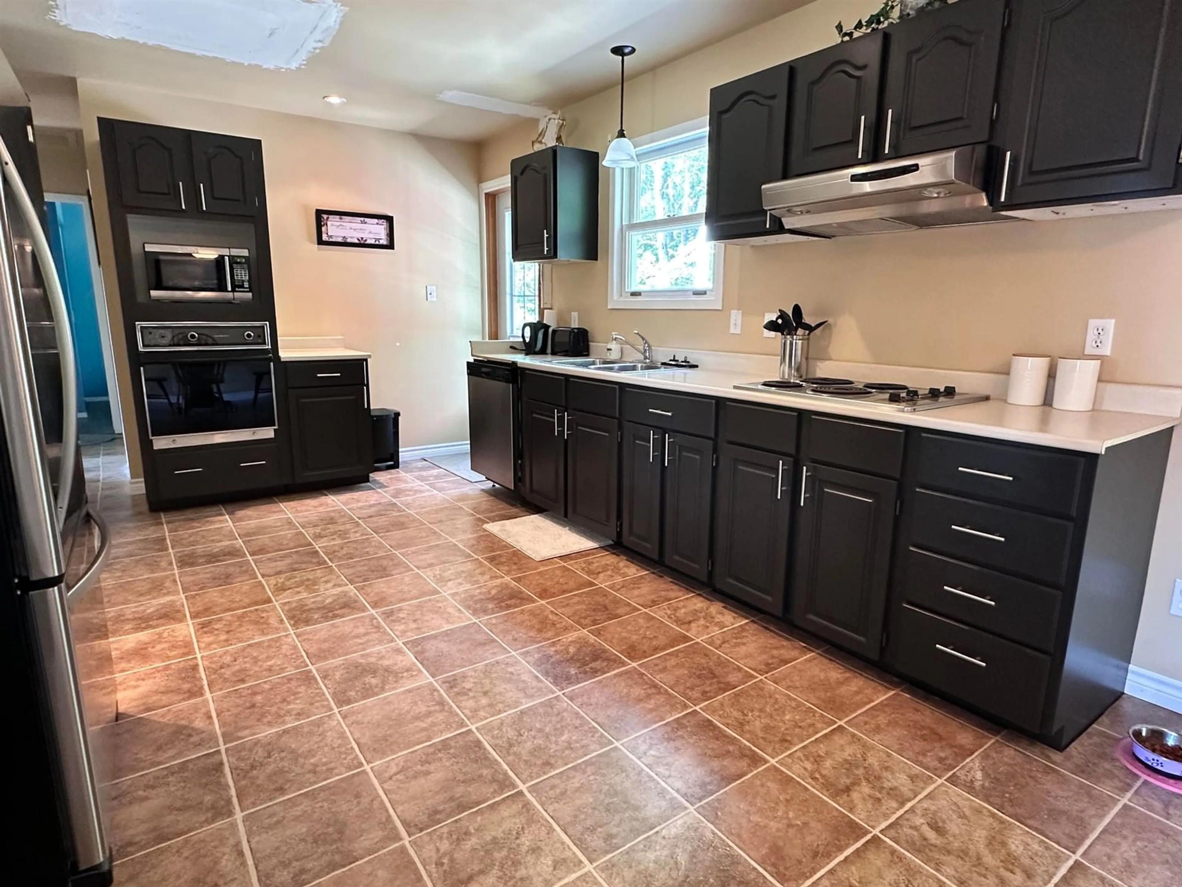 Open concept kitchen, ceramic/tile floor for 41 James St, Brooklyn Nova Scotia B0J 1H0