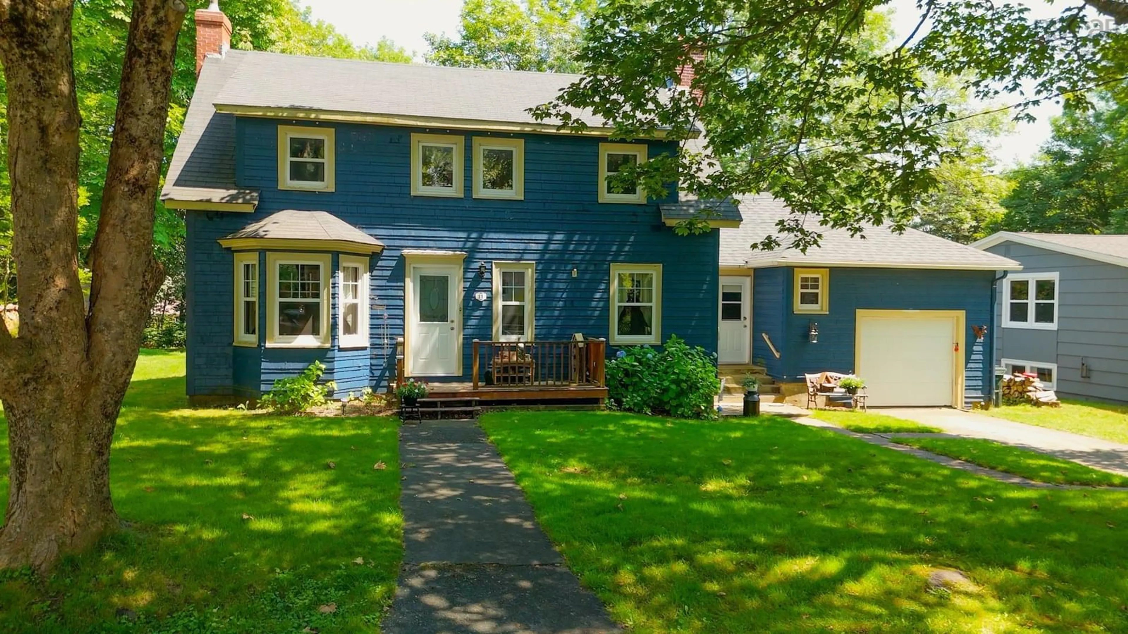 Home with vinyl exterior material, street for 11 Highland Ave, Yarmouth Nova Scotia B5A 2A3