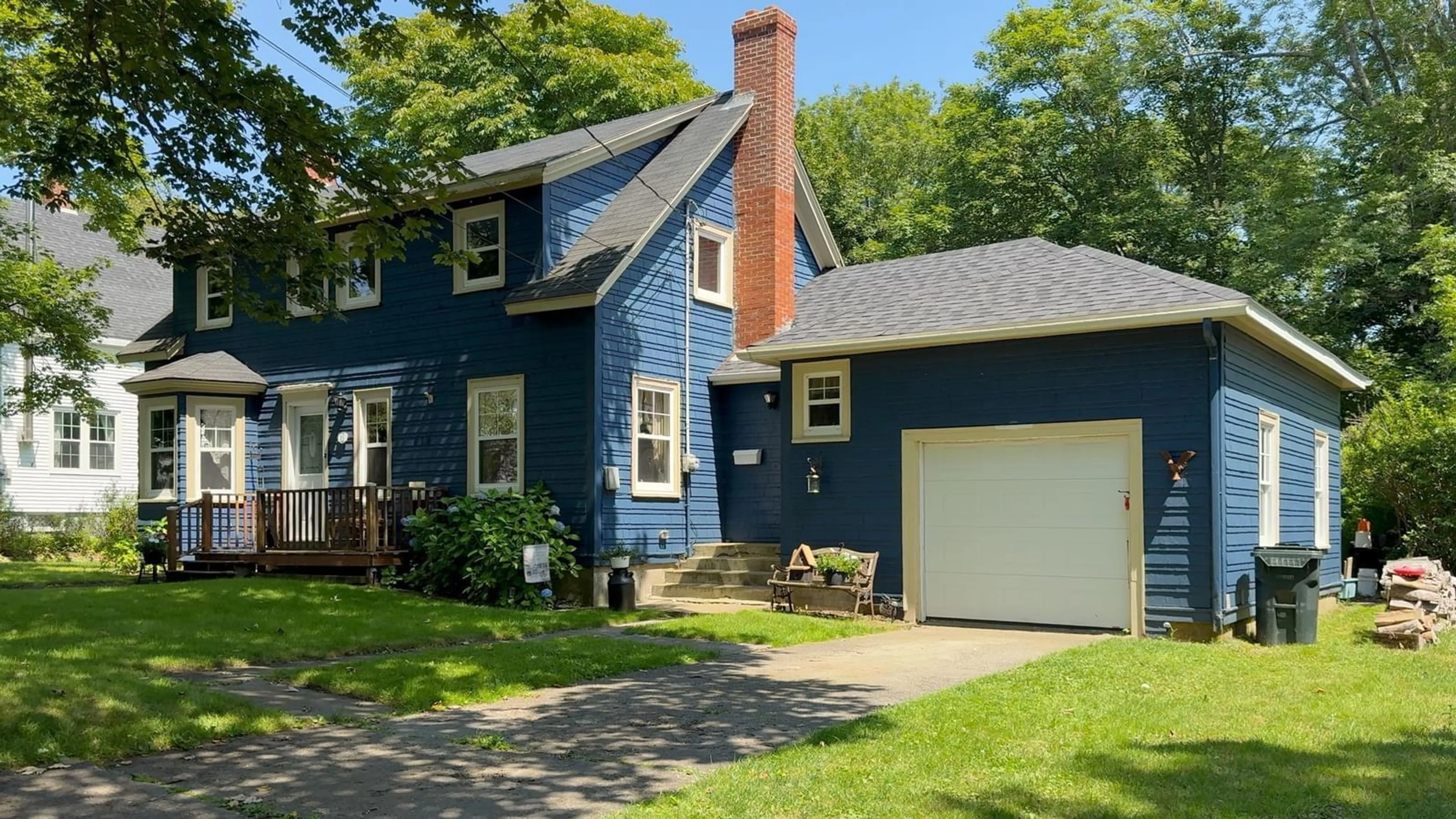 Home with vinyl exterior material, street for 11 Highland Ave, Yarmouth Nova Scotia B5A 2A3