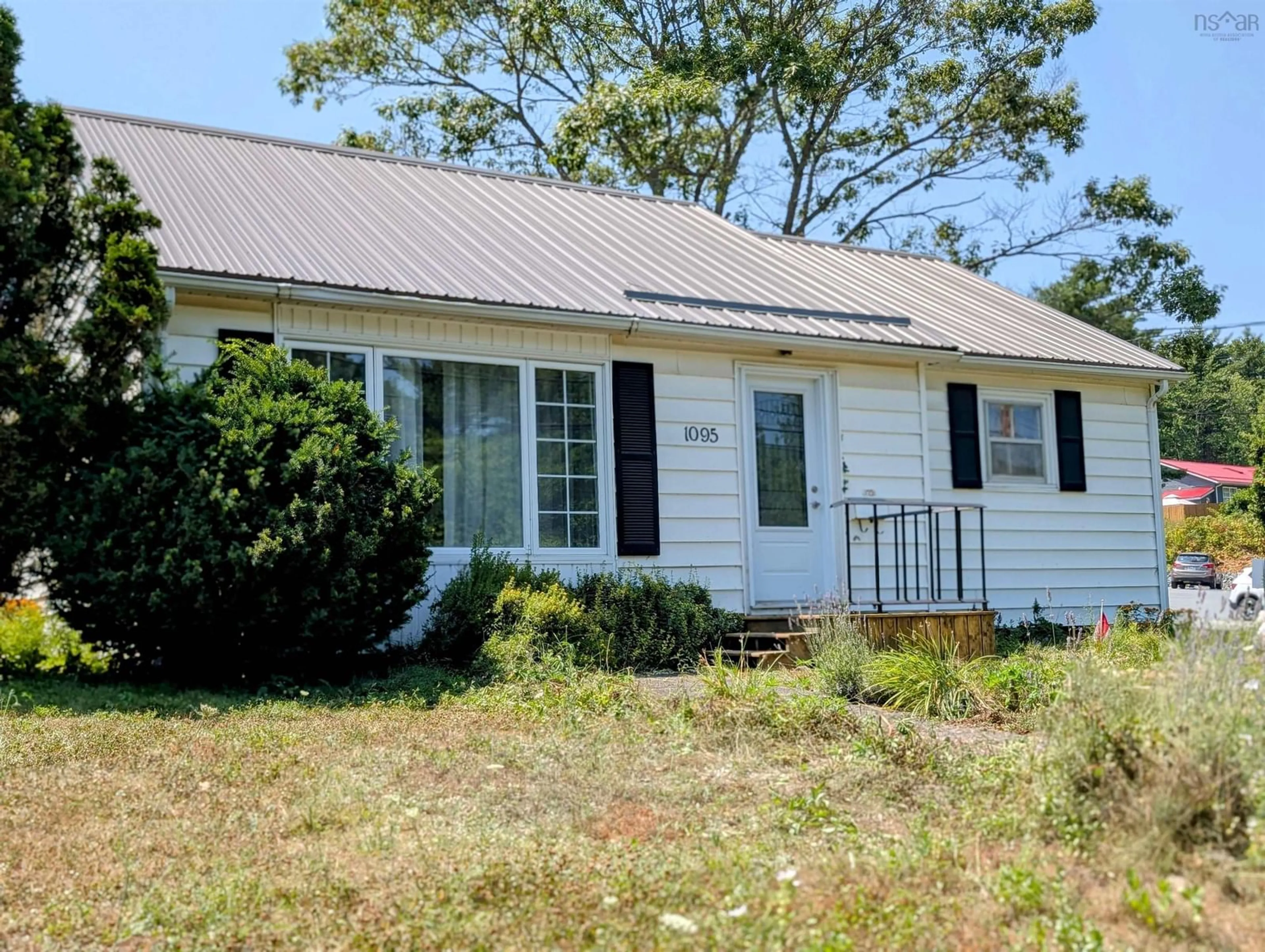 Home with vinyl exterior material, street for 1095 King Street, Bridgewater Nova Scotia B4V 1C3