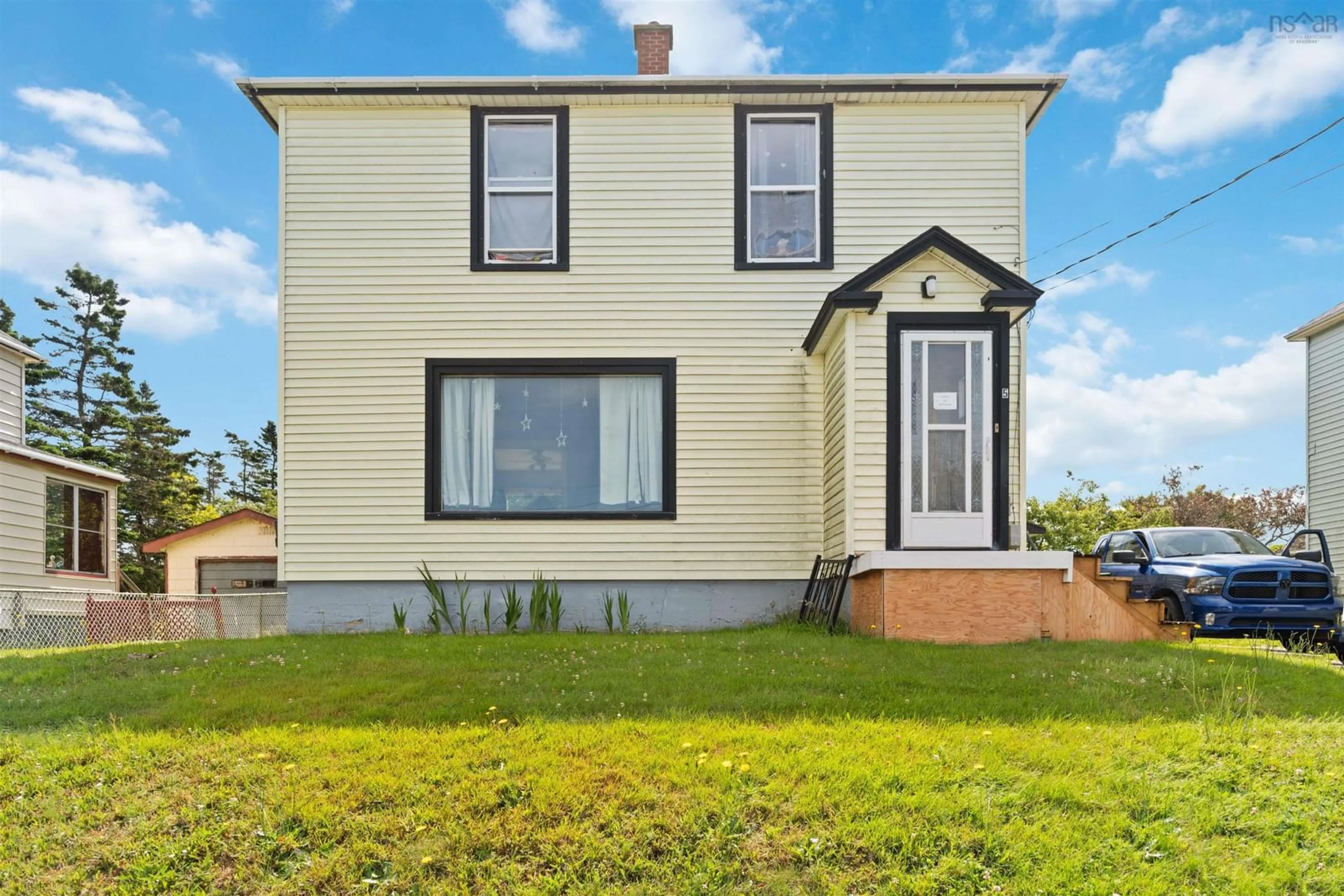 Home with vinyl exterior material, street for 5 Carol Ave, Yarmouth Nova Scotia B5A 2H6