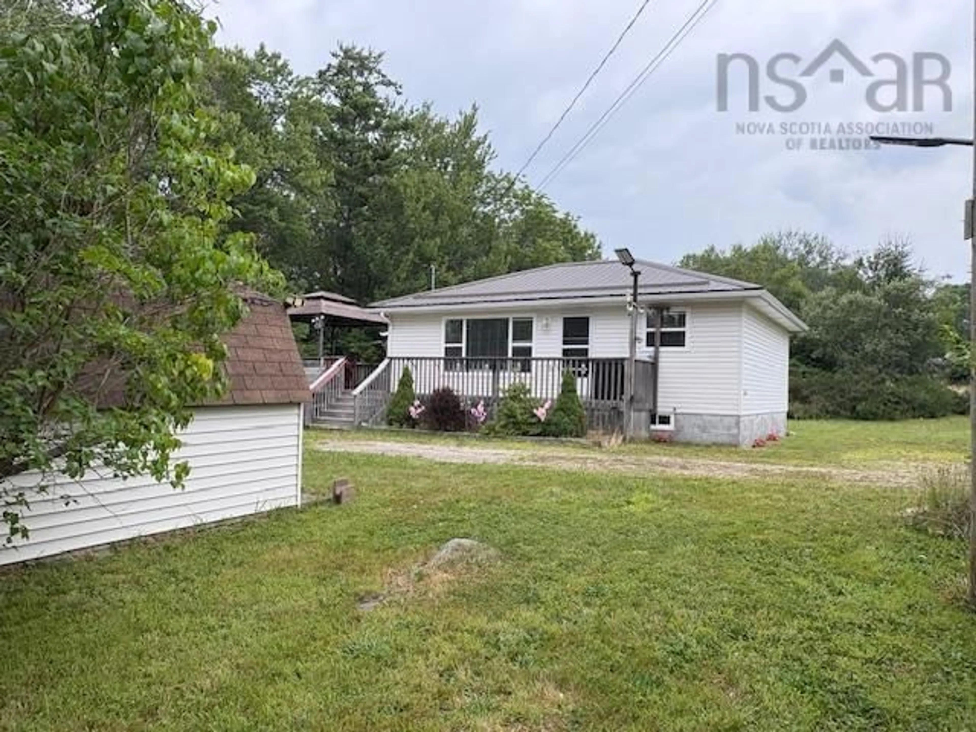 A pic from outside/outdoor area/front of a property/back of a property/a pic from drone, unknown for 114 King St, Shelburne Nova Scotia B0T 1W0