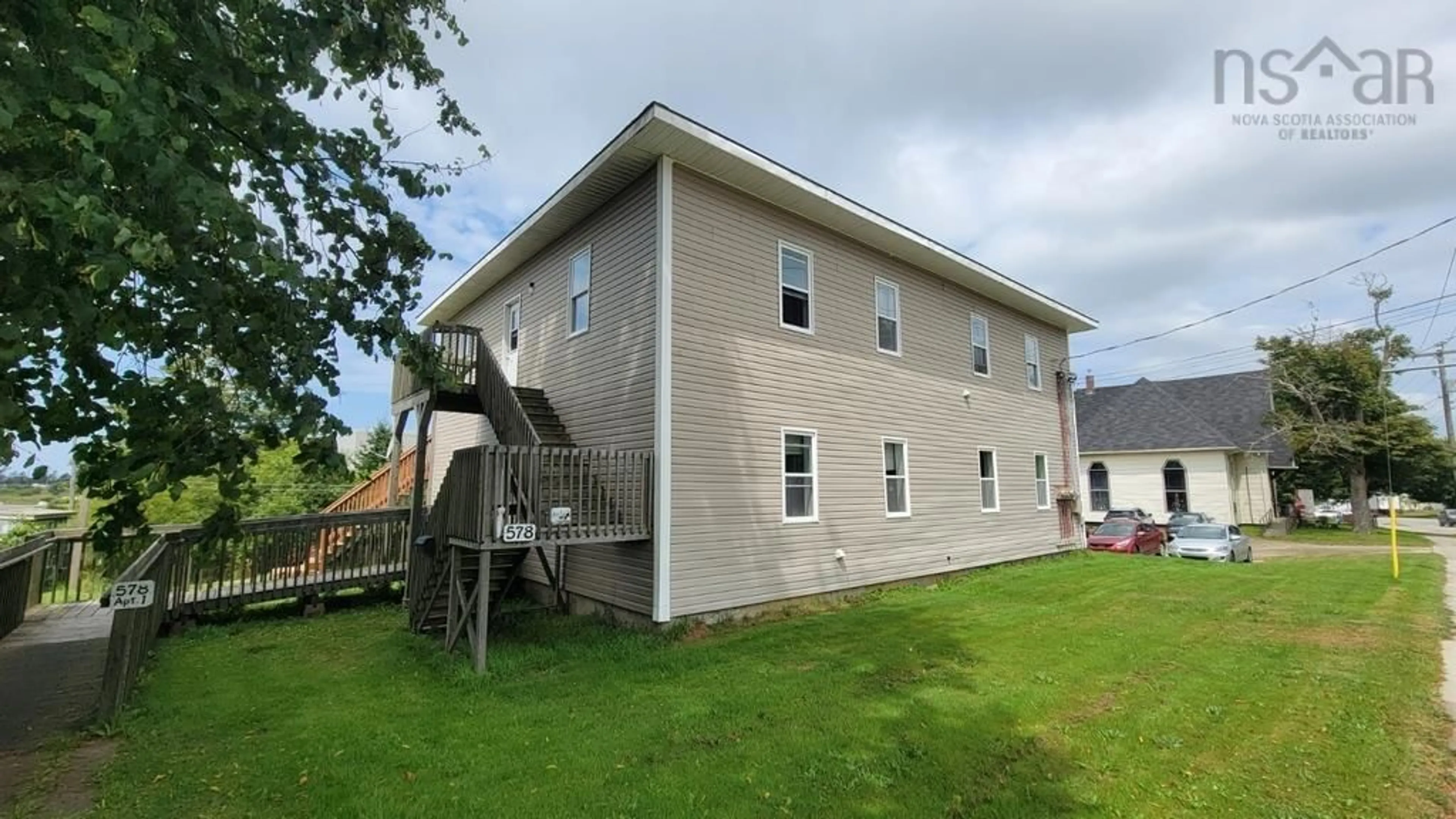 Home with vinyl exterior material, building for 578-582 Main St, Yarmouth Nova Scotia B5A 1J4