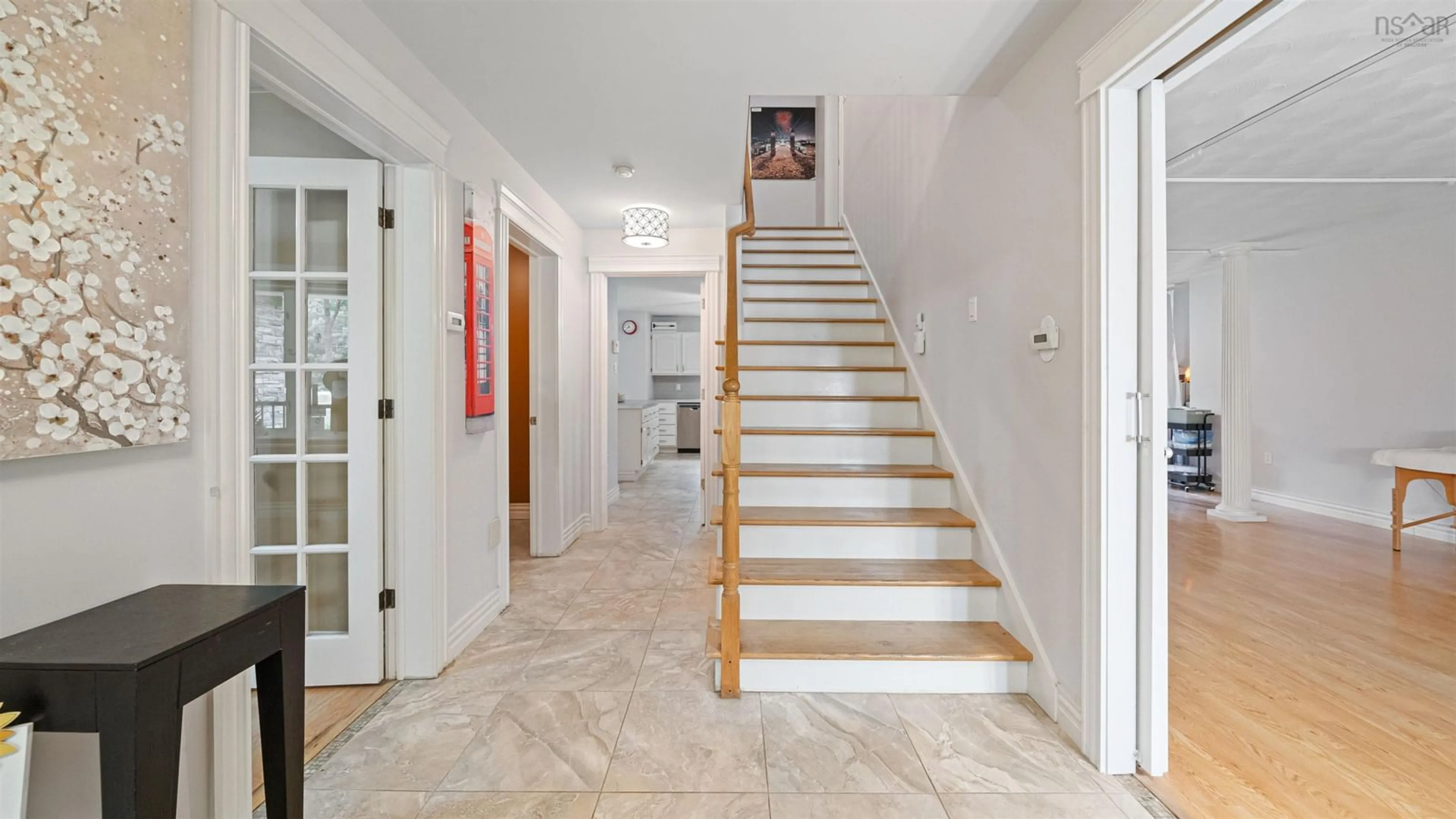 Indoor foyer for 118 Stone Mount Dr, Lower Sackville Nova Scotia B4C 4A2