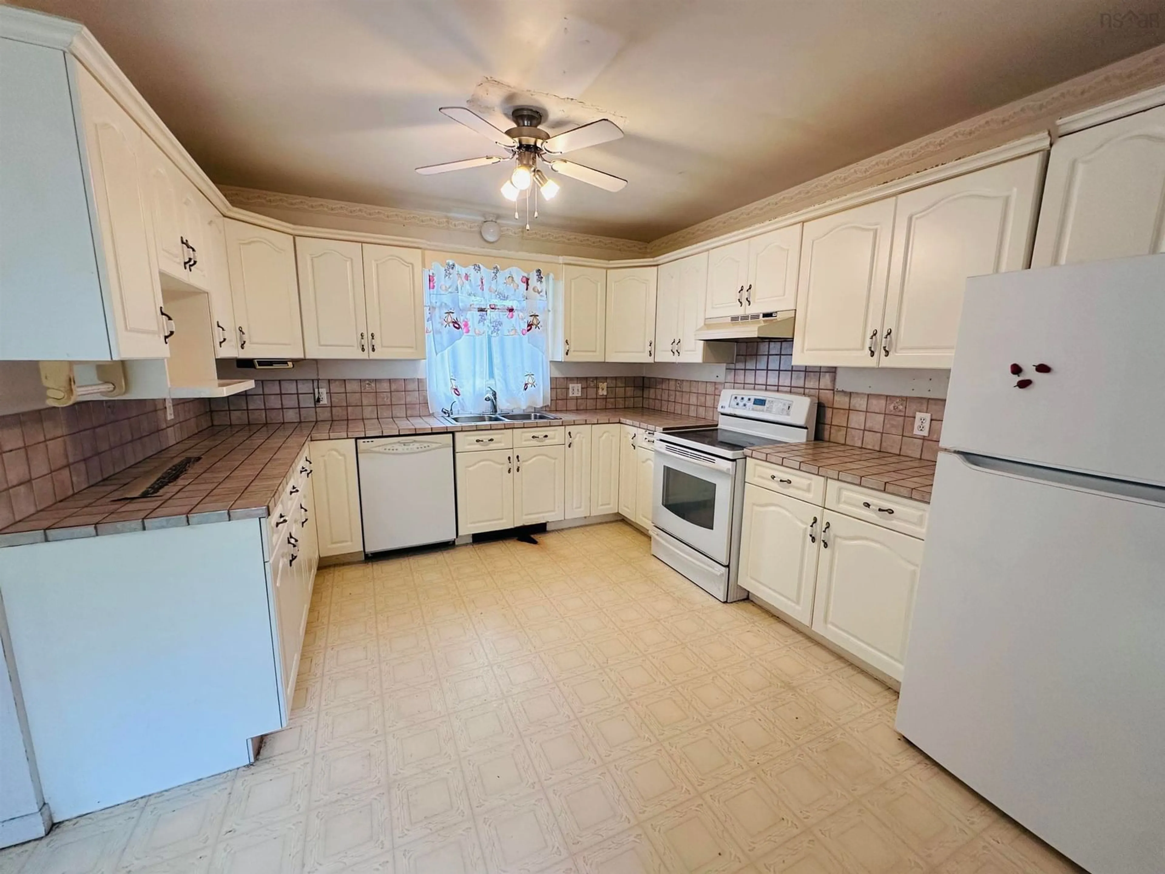 Standard kitchen, ceramic/tile floor for 210 Victoria Rd, Bridgewater Nova Scotia B4V 2N9