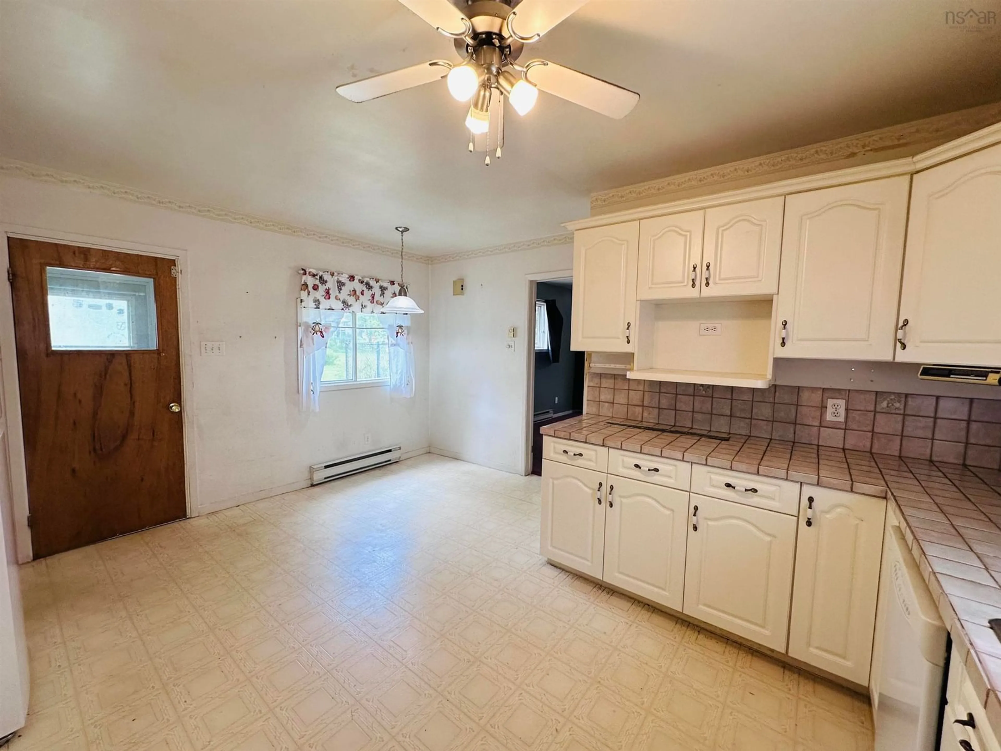 A pic of a room for 210 Victoria Rd, Bridgewater Nova Scotia B4V 2N9