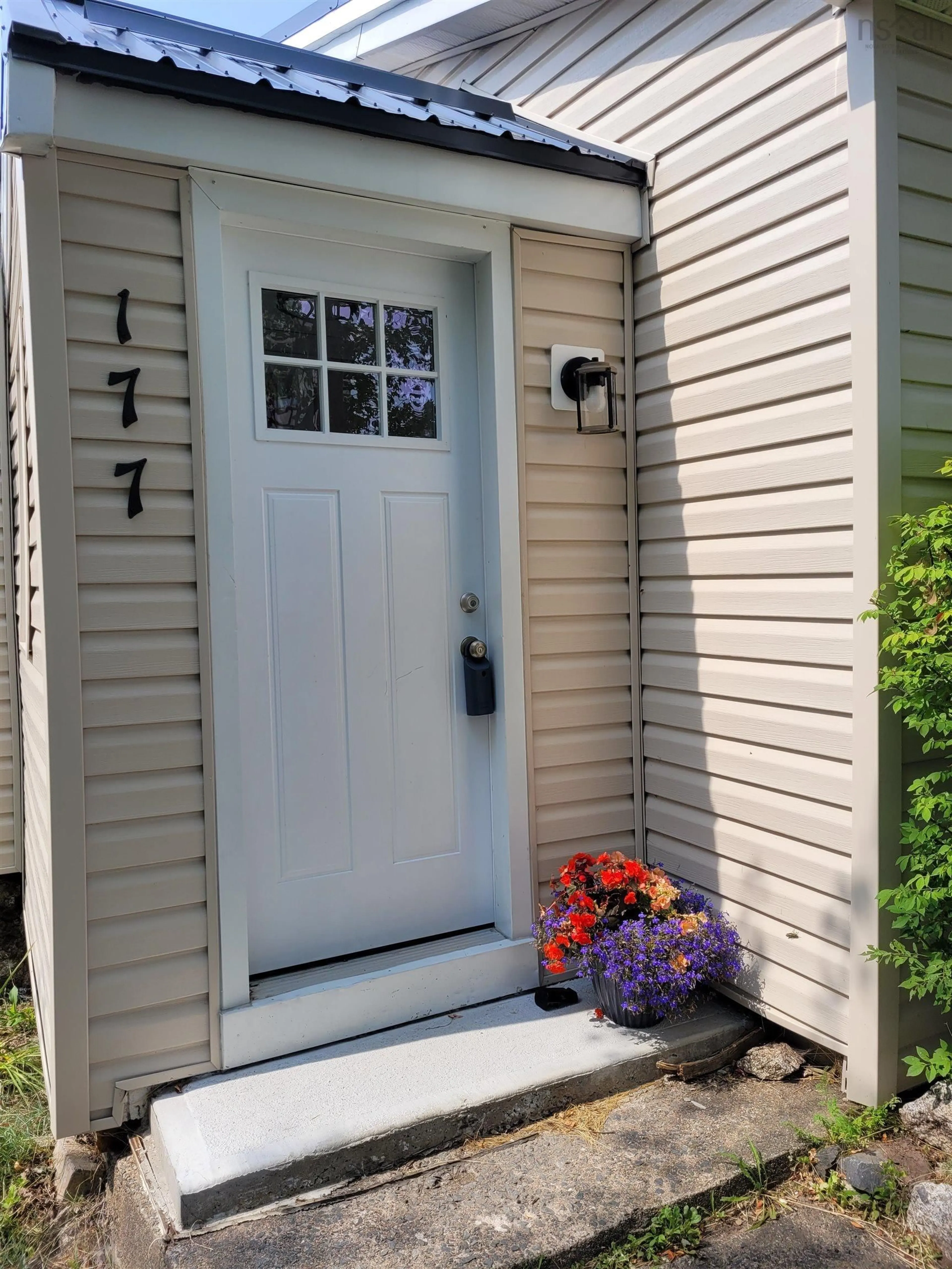 Indoor entryway for 177 Cowie Hill Rd, Halifax Nova Scotia B3P 2N6