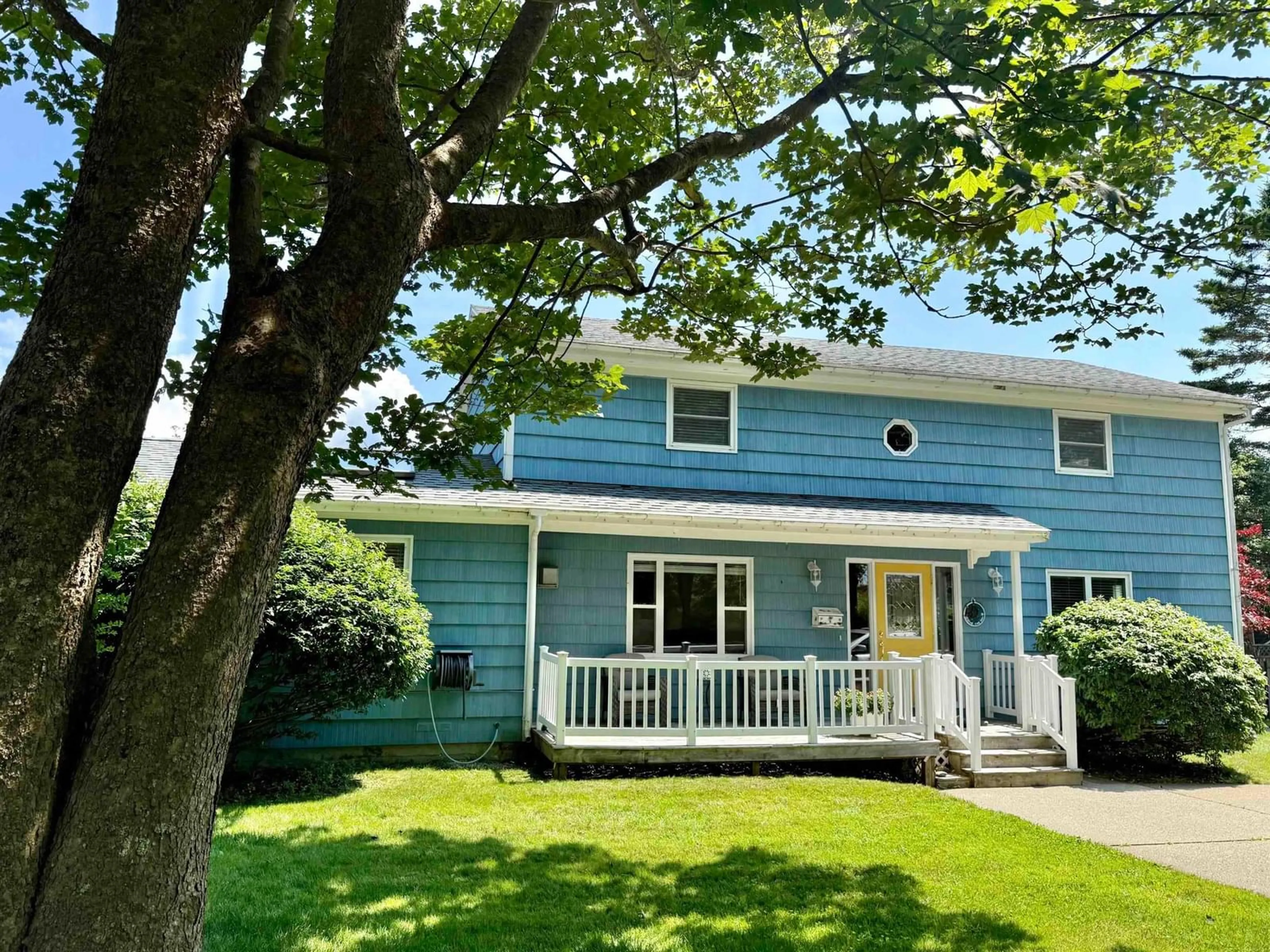 Home with vinyl exterior material, street for 20 Parade St, Yarmouth Nova Scotia B5A 3A4