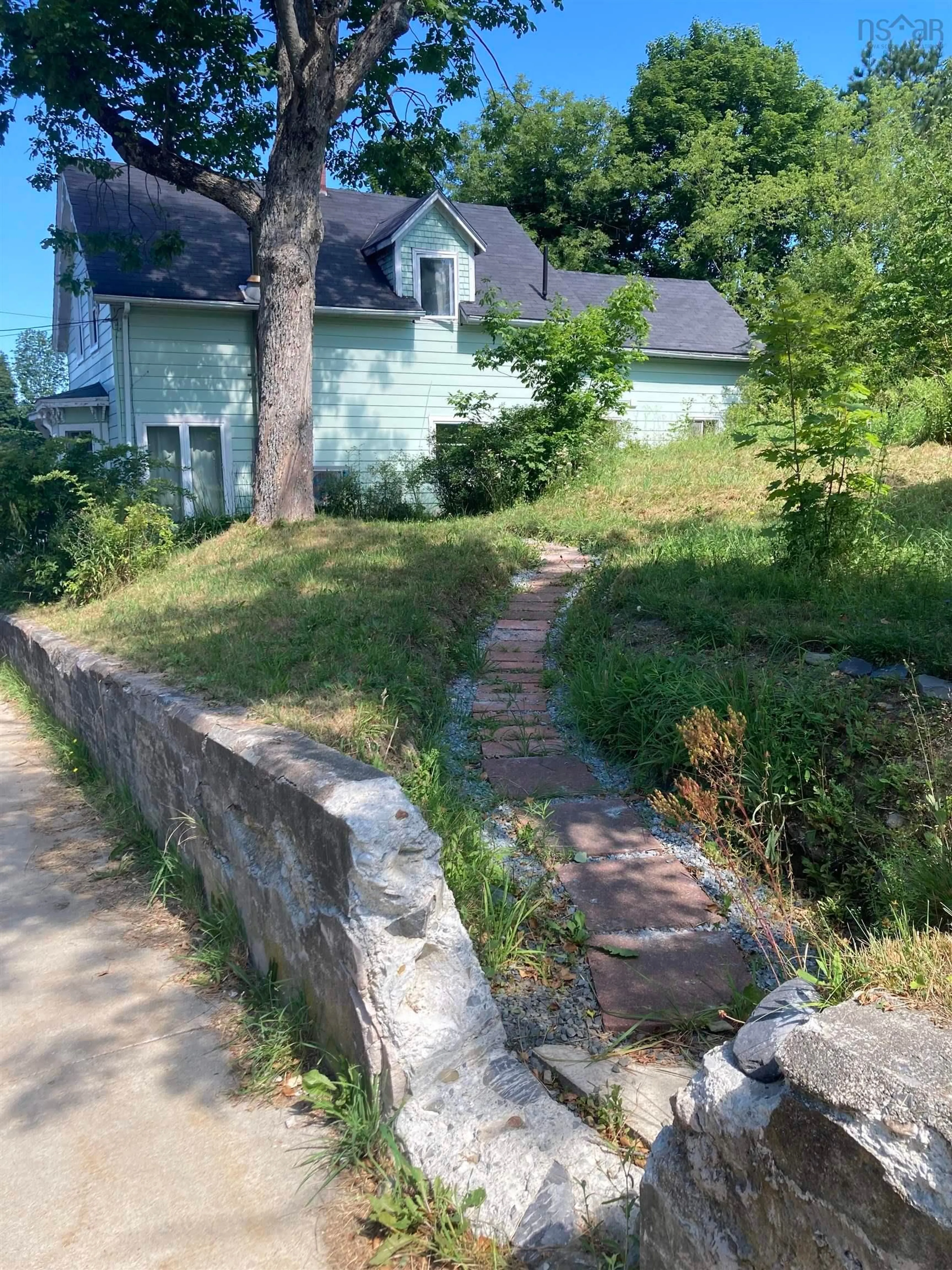 A pic from outside/outdoor area/front of a property/back of a property/a pic from drone, street for 103 School St, Liverpool Nova Scotia B0T 1K0