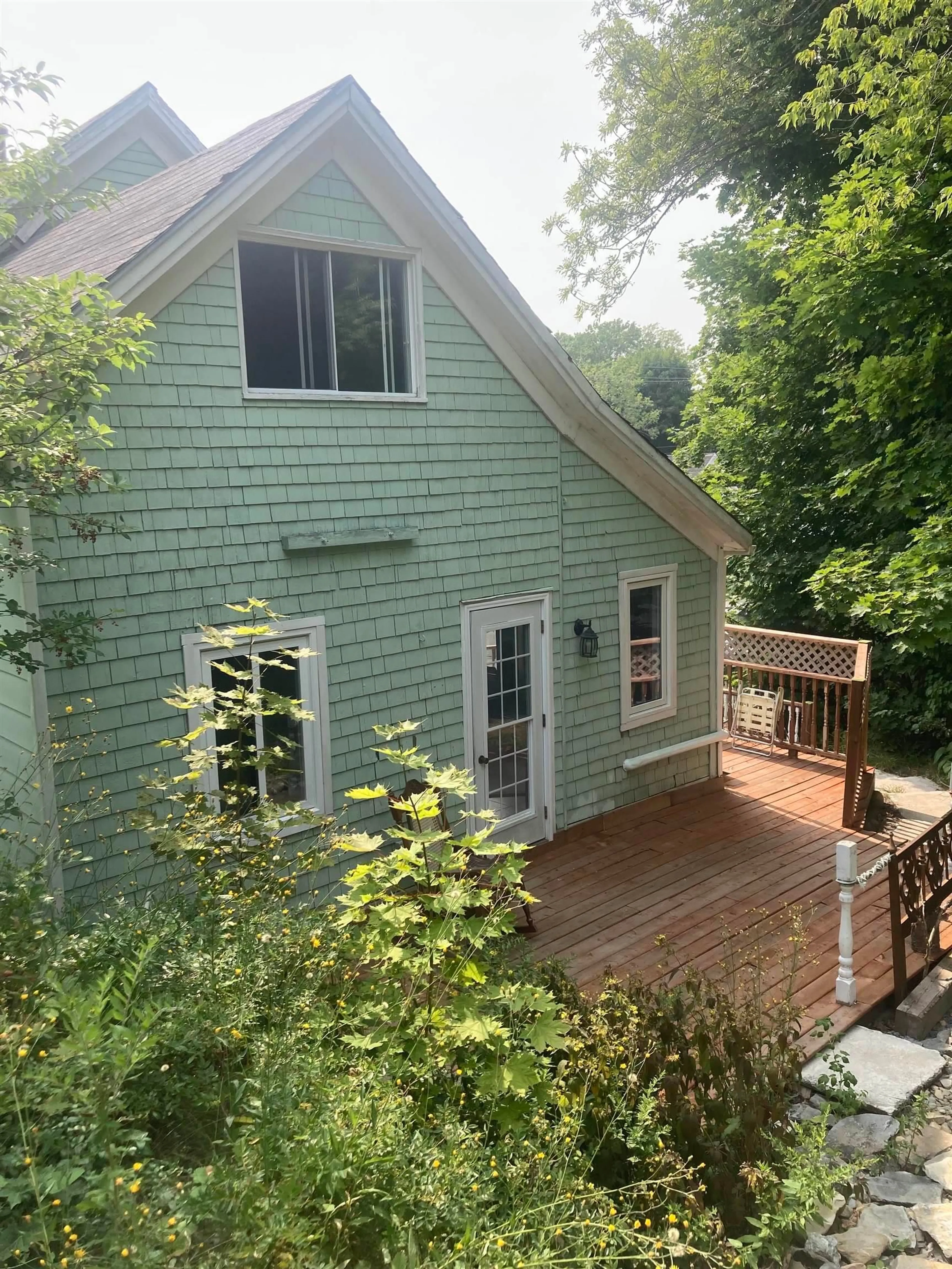 A pic from outside/outdoor area/front of a property/back of a property/a pic from drone, unknown for 103 School St, Liverpool Nova Scotia B0T 1K0