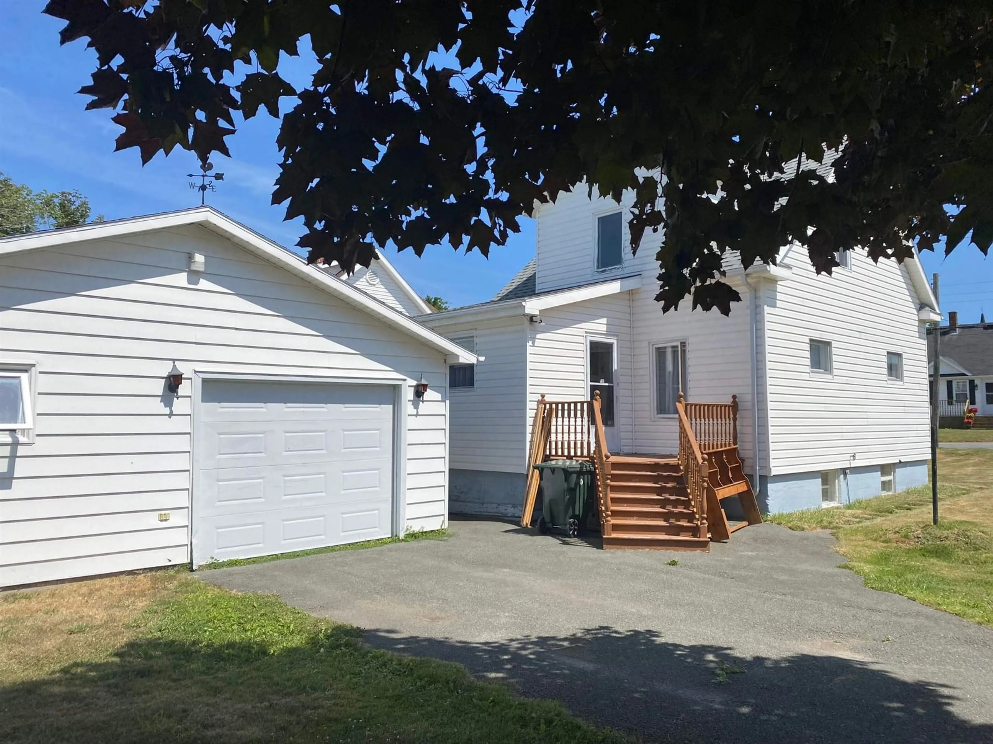 Home with vinyl exterior material, street for 571 King St, New Waterford Nova Scotia B1H 3Z2