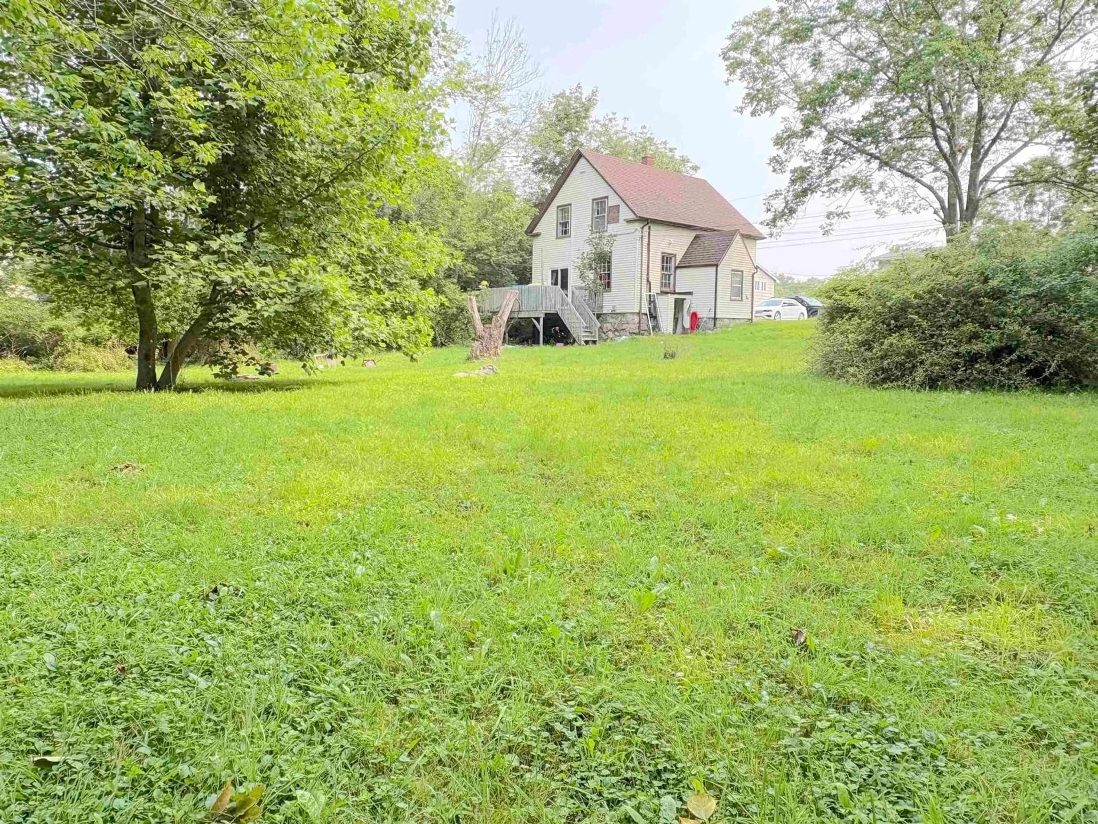 A pic from outside/outdoor area/front of a property/back of a property/a pic from drone, unknown for 107 Parr St, Shelburne Nova Scotia B0T 1W0